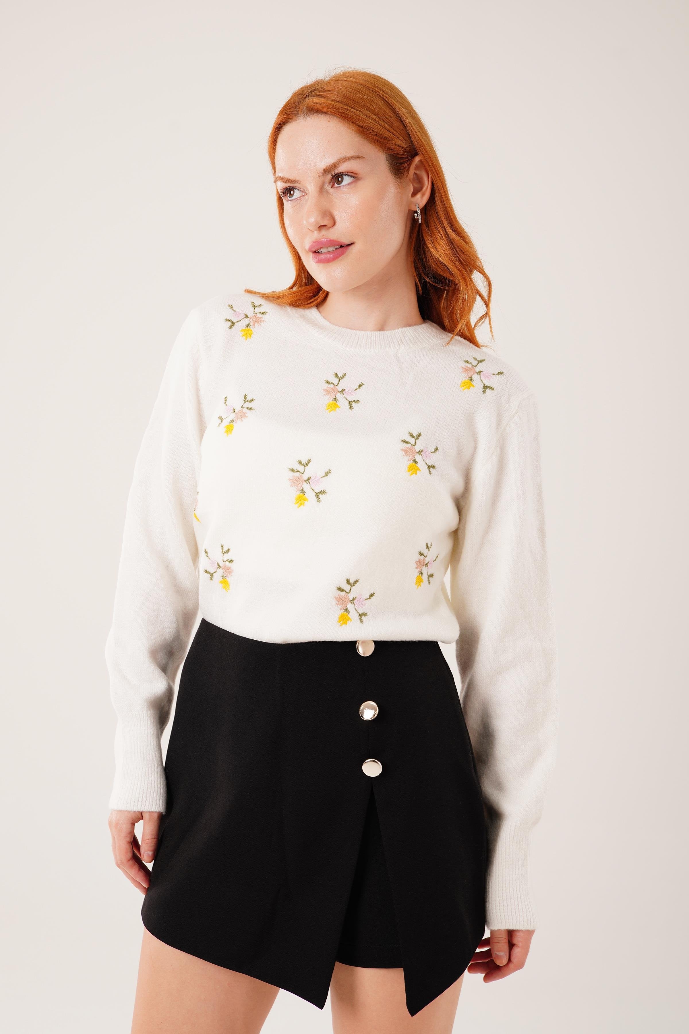 Nakış İşlemeli Toptan Ekru Triko Kazak Ekru STD