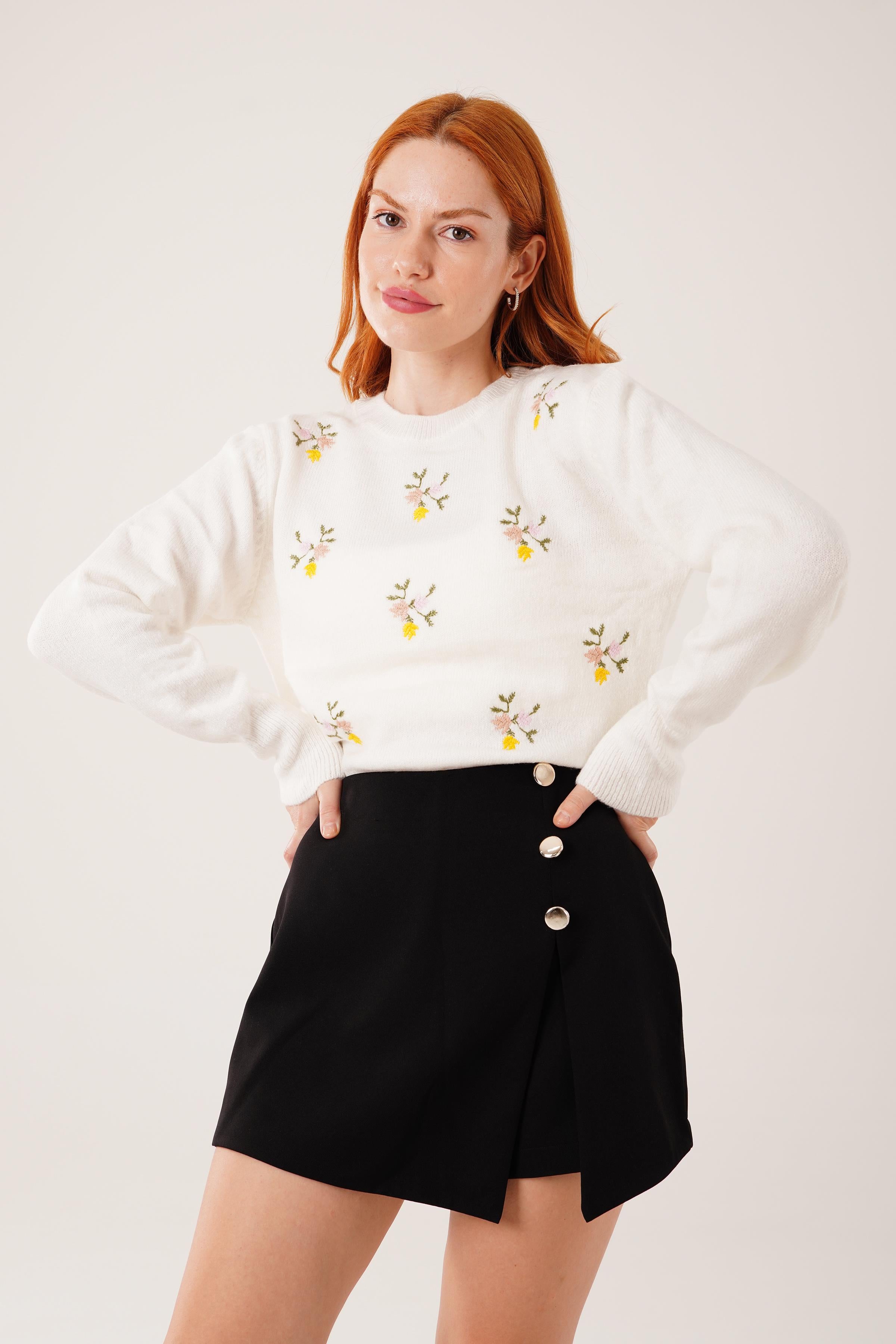 Nakış İşlemeli Toptan Ekru Triko Kazak