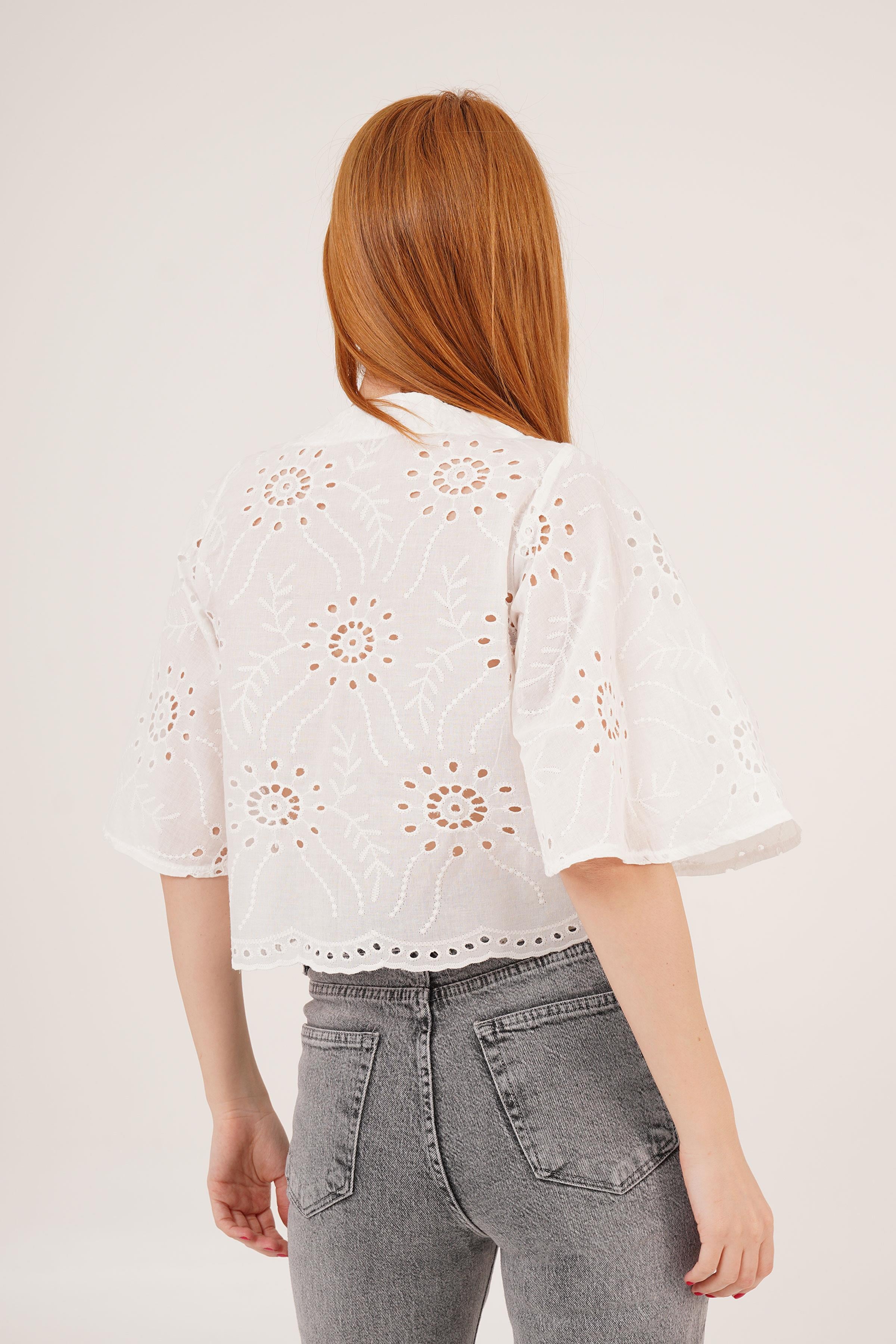 Önden Bağlamalı Delik Geçiş Detaylı Beyaz Crop Toptan Gömlek