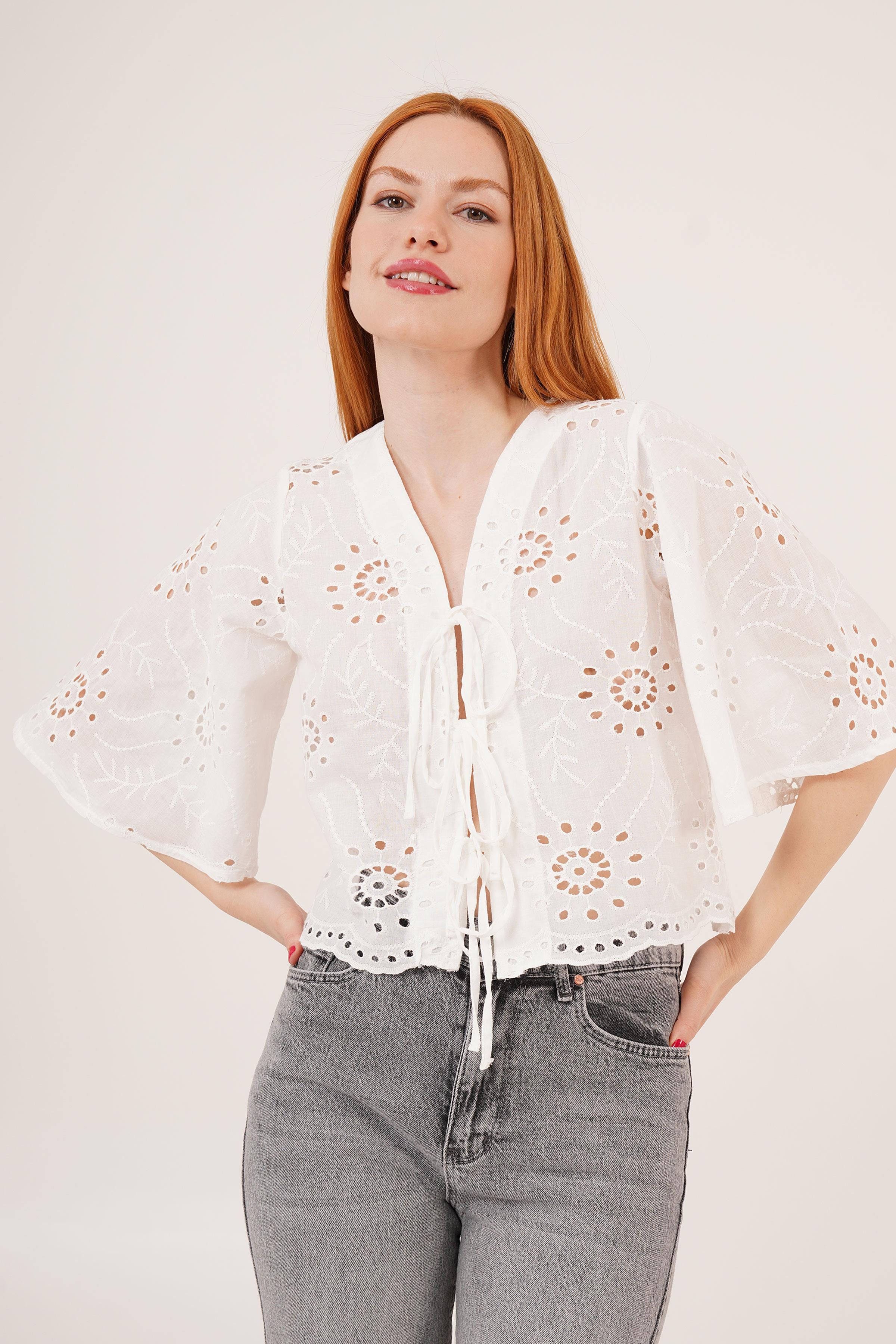 Önden Bağlamalı Delik Geçiş Detaylı Beyaz Crop Toptan Gömlek Beyaz S