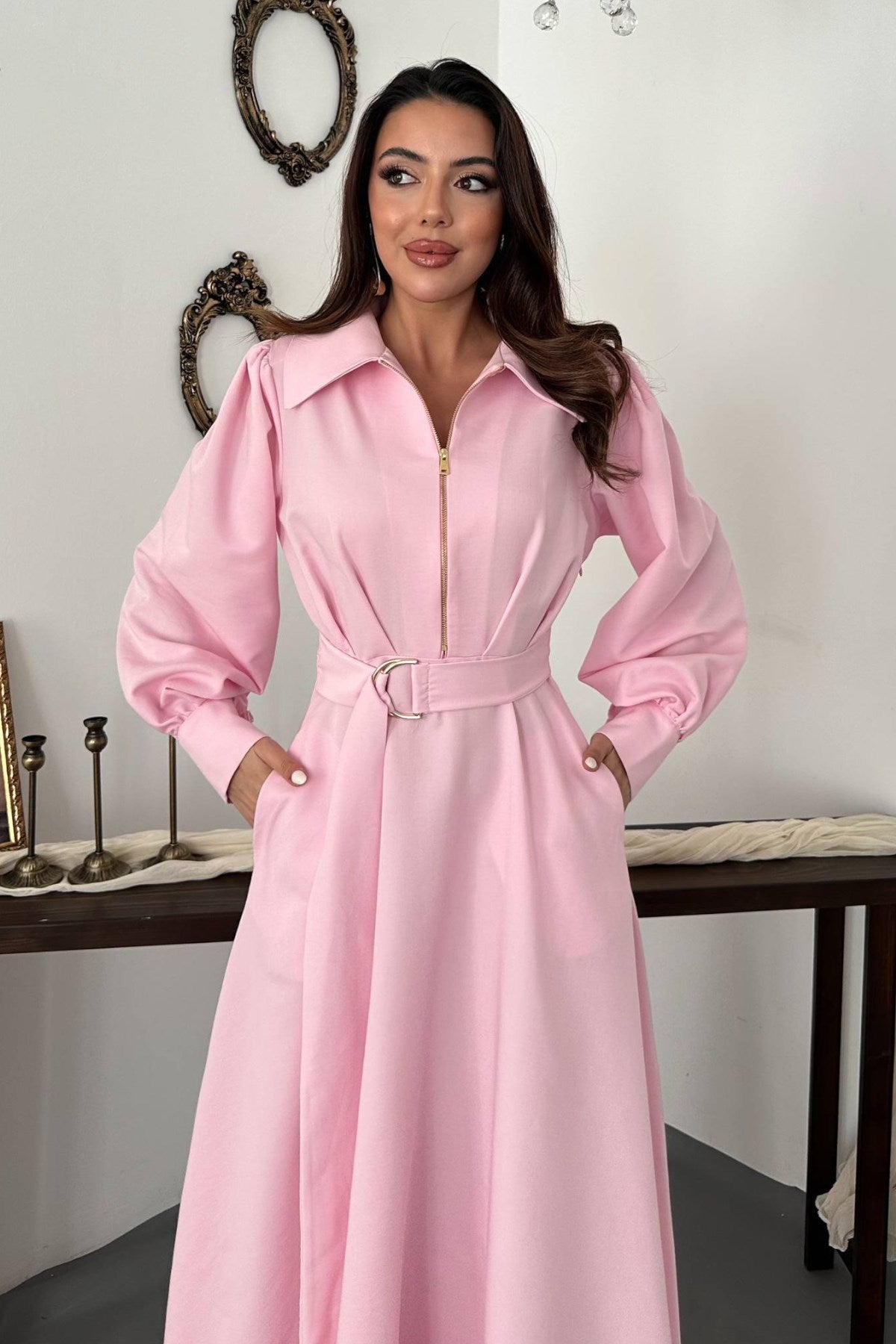 Pembe Pileli Önden Fermuarlı Elbise