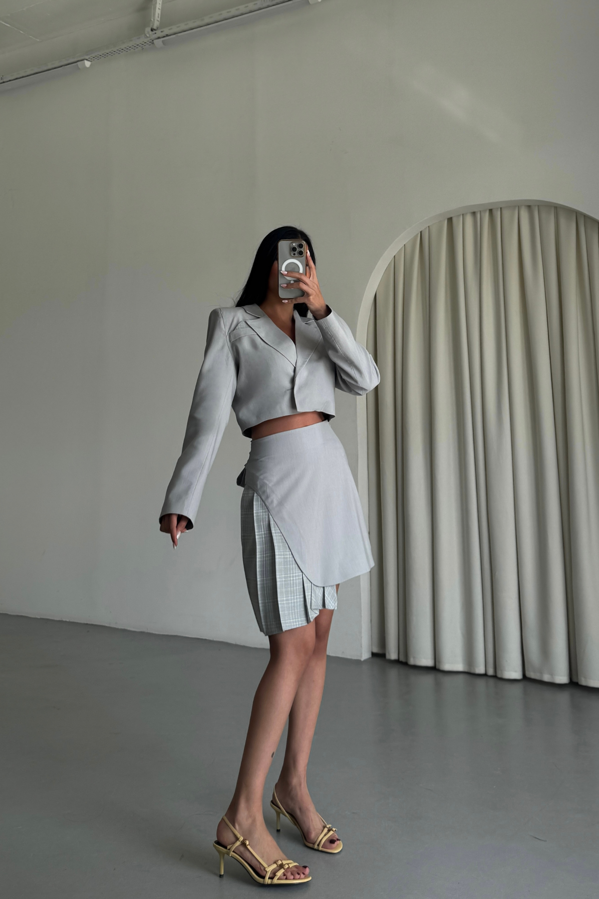 POLYVİSKON CROP CEKET - EKOSE PİLE DETAYLI ETEK TAKIM - Gri