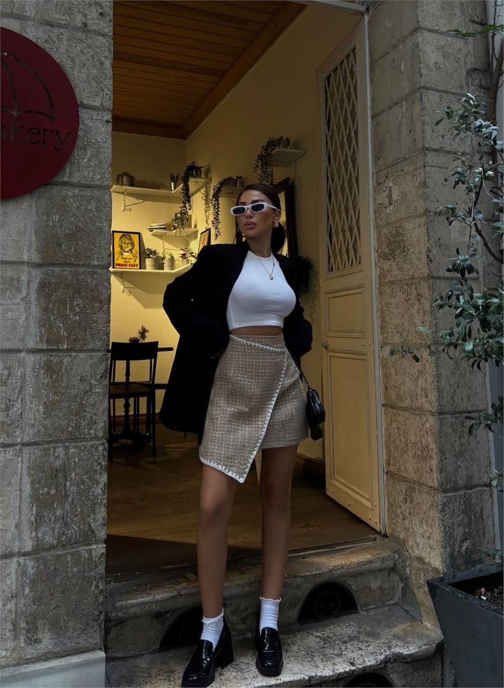 ŞANEL KAPAKLI ÇOBAN DİKİŞ DETAYLI KISA ETEK - Bej