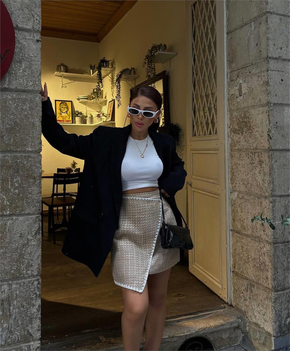 ŞANEL KAPAKLI ÇOBAN DİKİŞ DETAYLI KISA ETEK - Bej