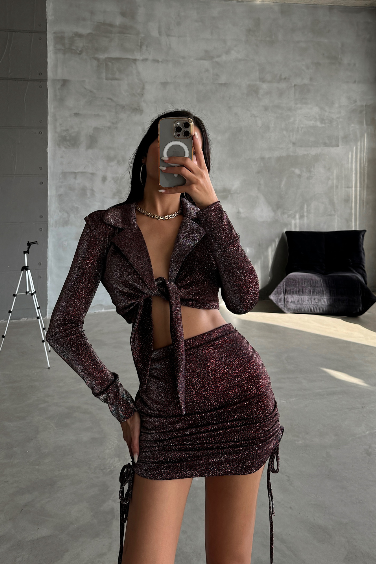 SİMLİ KUMAŞ BAĞLAMA DETAYLI CROP BLUZ - KISA BÜZGÜ DETAYLI ETEK - Bordo