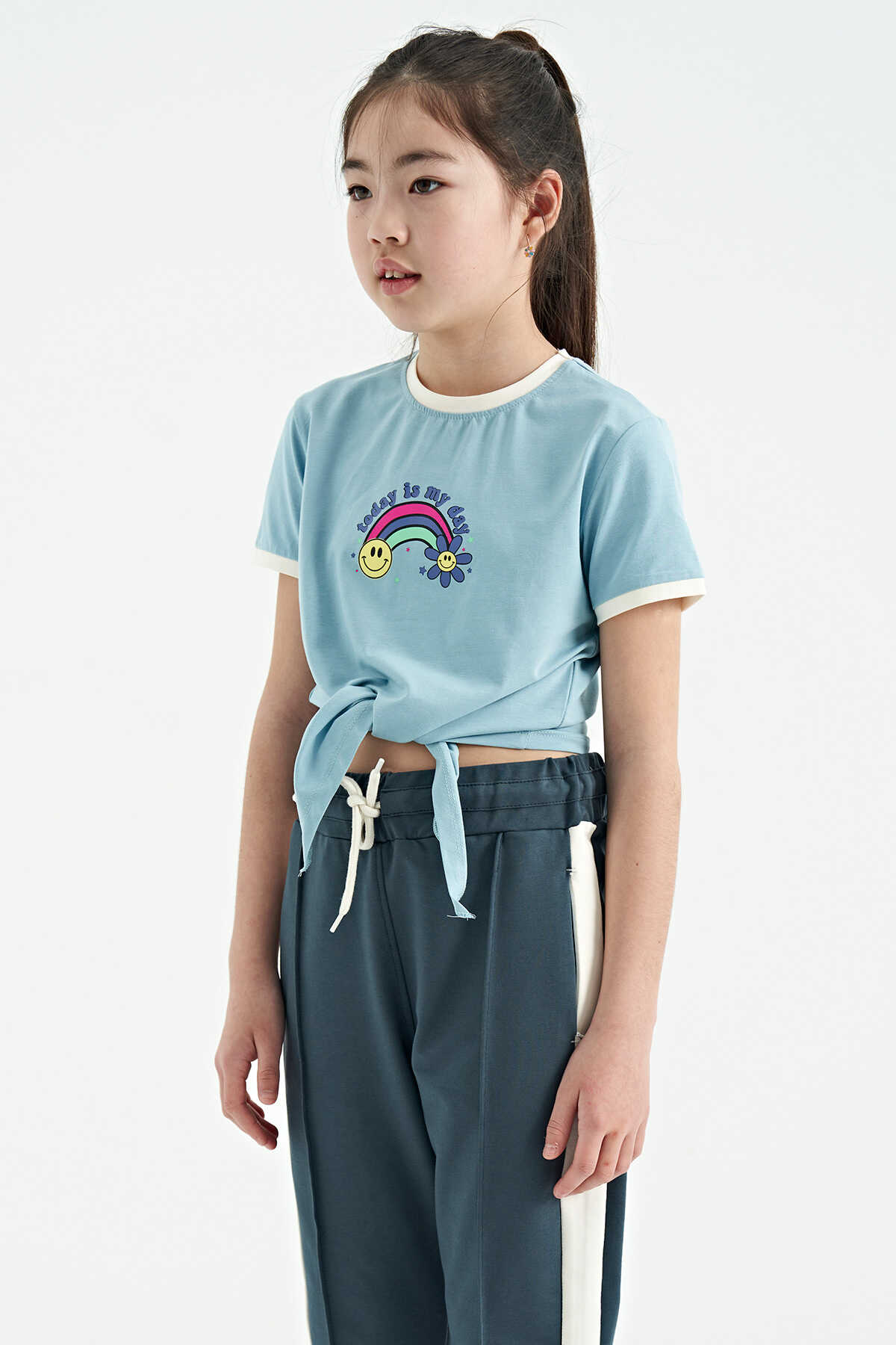 Tommylife Toptan Beyaz Baskı Detaylı O Yaka Çok Renkli Bağlama Detaylı Kız Çocuk T-Shirt - 75113