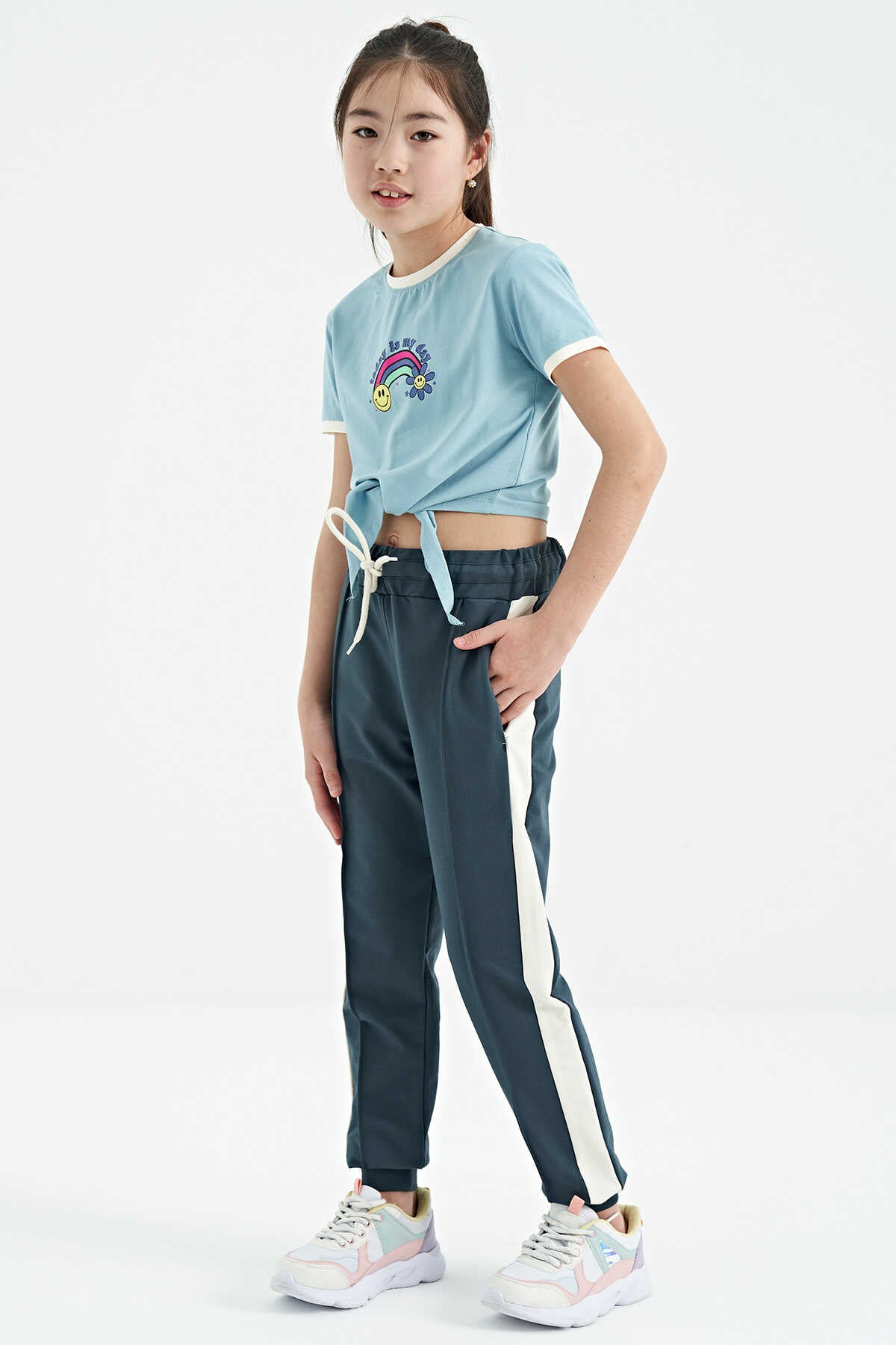 Tommylife Toptan Beyaz Baskı Detaylı O Yaka Çok Renkli Bağlama Detaylı Kız Çocuk T-Shirt - 75113