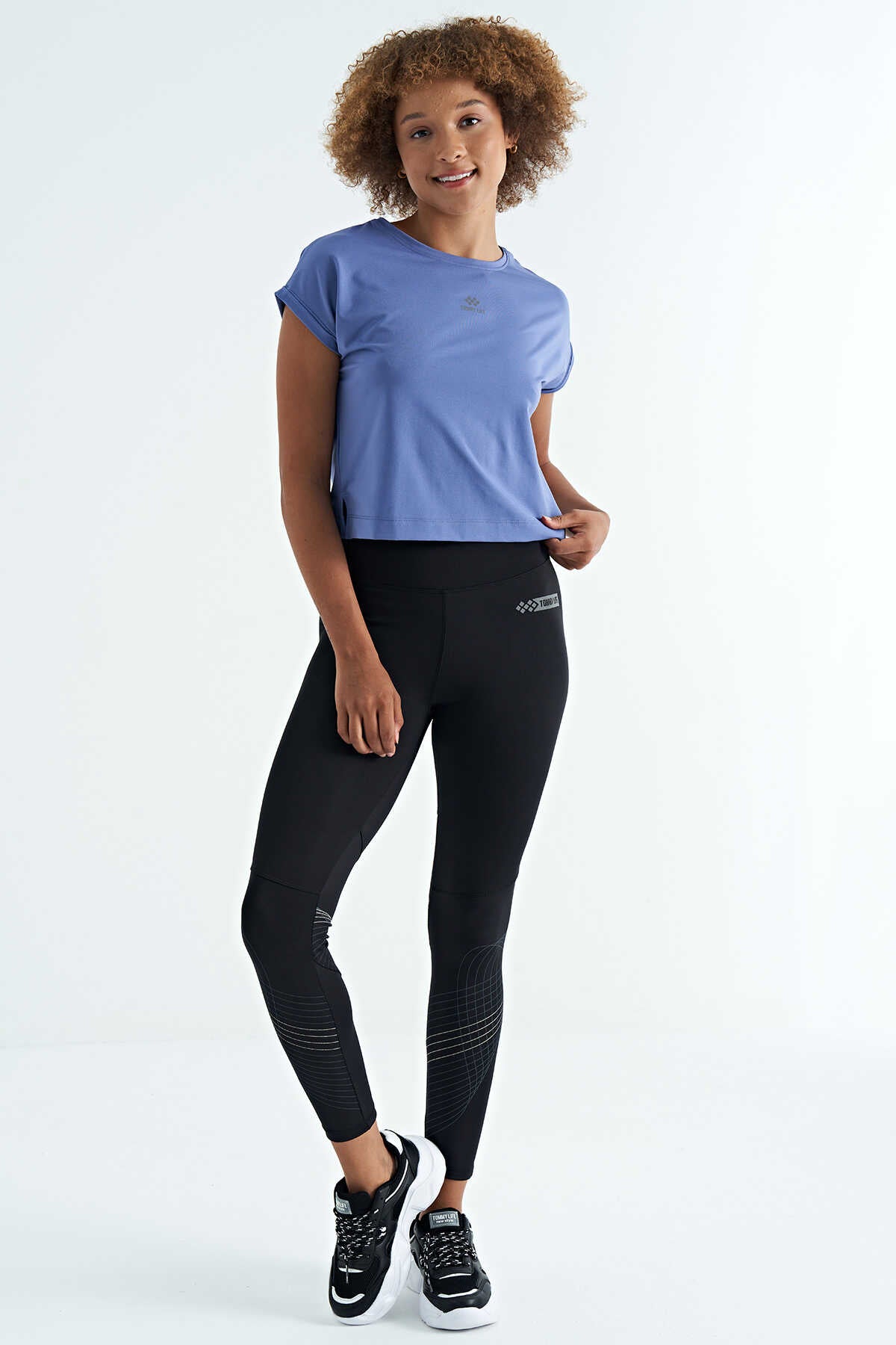 Tommylife Toptan Siyah Logo Baskılı O Yaka Düşük Kol Oversize Kadın Crop T-Shirt - 97262