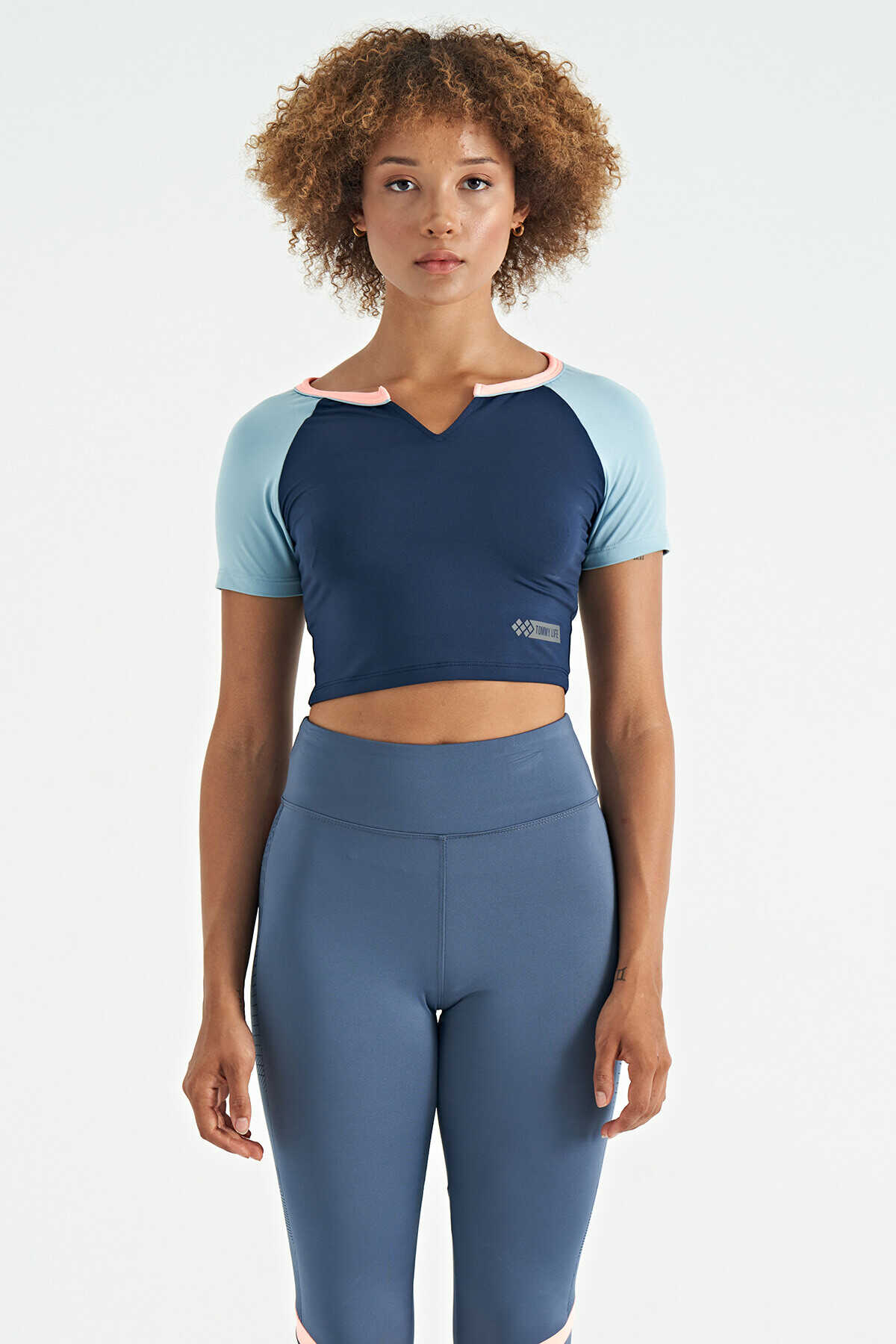 Tommylife Toptan İndigo Renk Bloklu Logo Baskılı O Yaka Dar Kalıp Kadın Crop T-Shirt - 97270