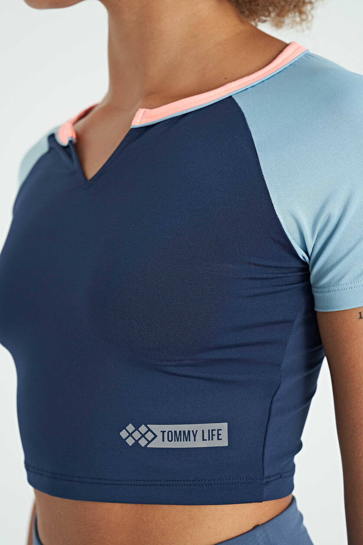 Tommylife Toptan İndigo Renk Bloklu Logo Baskılı O Yaka Dar Kalıp Kadın Crop T-Shirt - 97270
