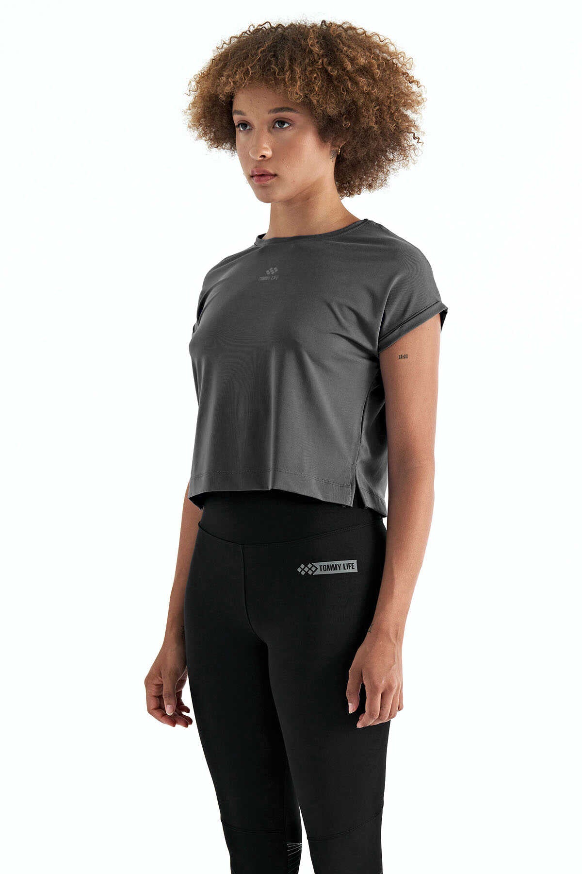 Tommylife Toptan Siyah Logo Baskılı O Yaka Düşük Kol Oversize Kadın Crop T-Shirt - 97262