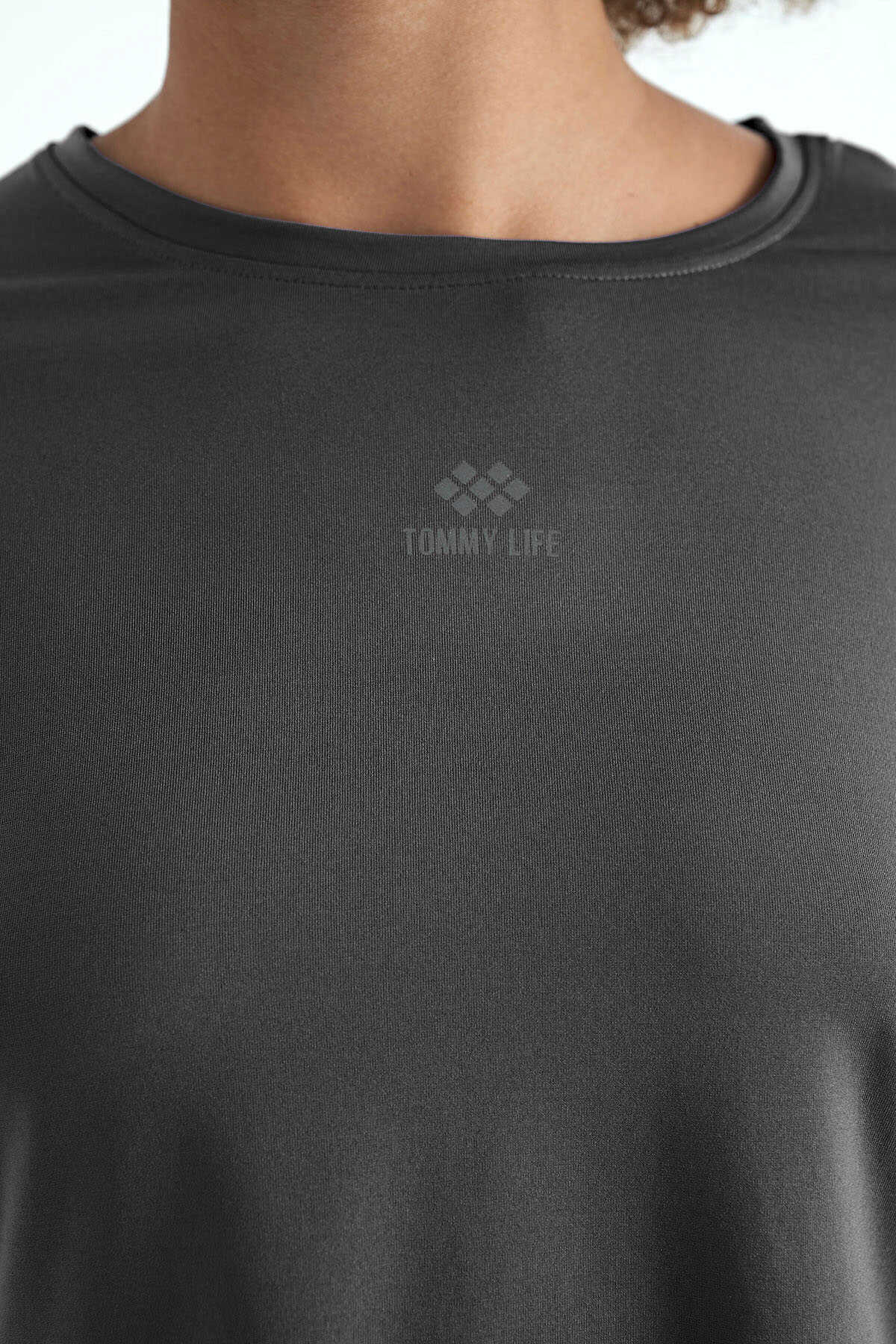 Tommylife Toptan Siyah Logo Baskılı O Yaka Düşük Kol Oversize Kadın Crop T-Shirt - 97262