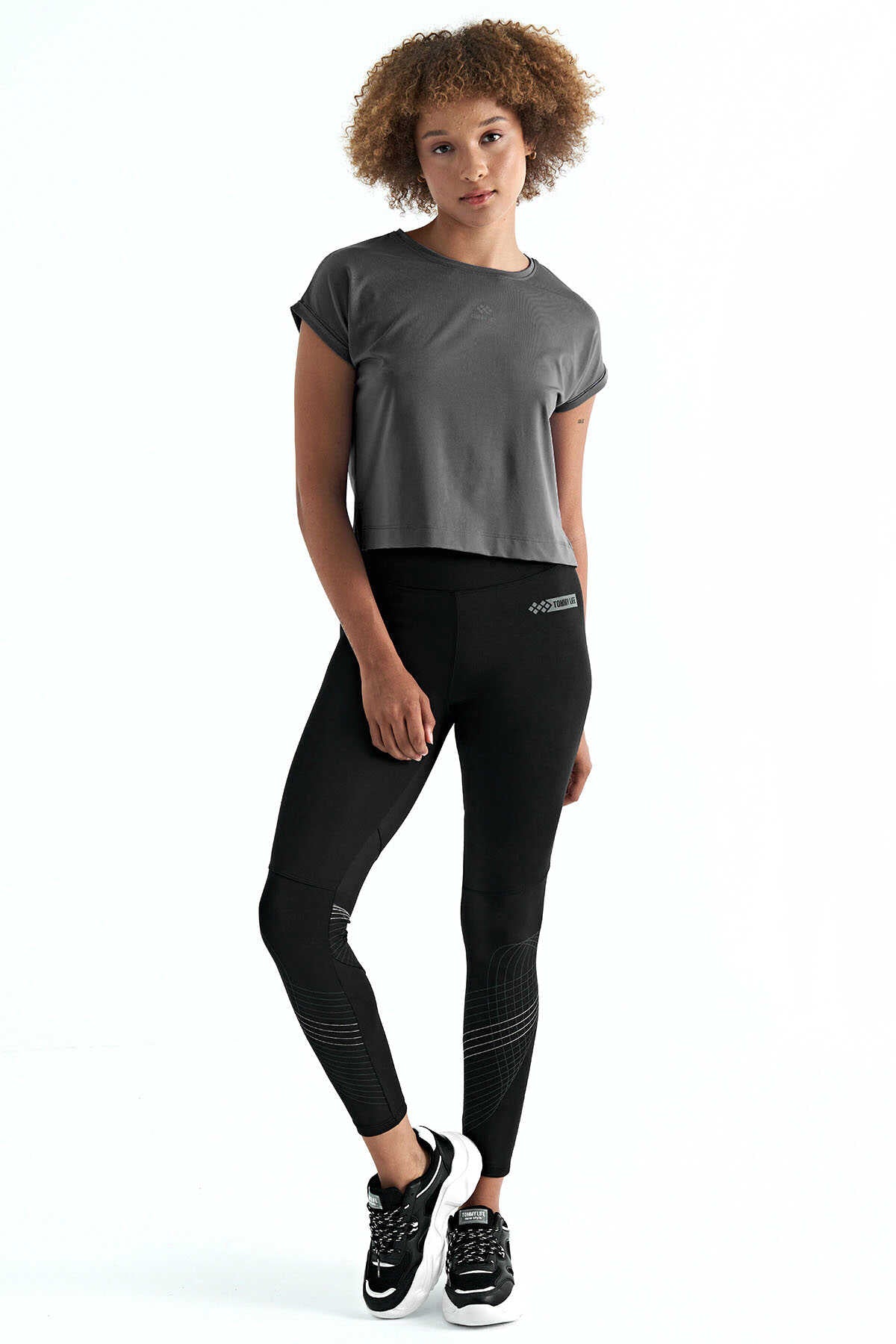 Tommylife Toptan Siyah Logo Baskılı O Yaka Düşük Kol Oversize Kadın Crop T-Shirt - 97262