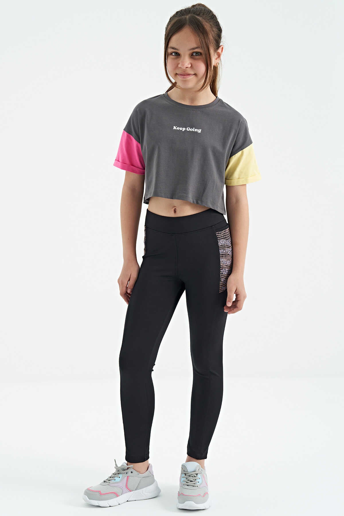 Tommylife Toptan Siyah Yazı Baskılı O Yaka Düşük Omuzlu Oversize Kız Çocuk T-Shirt - 75130