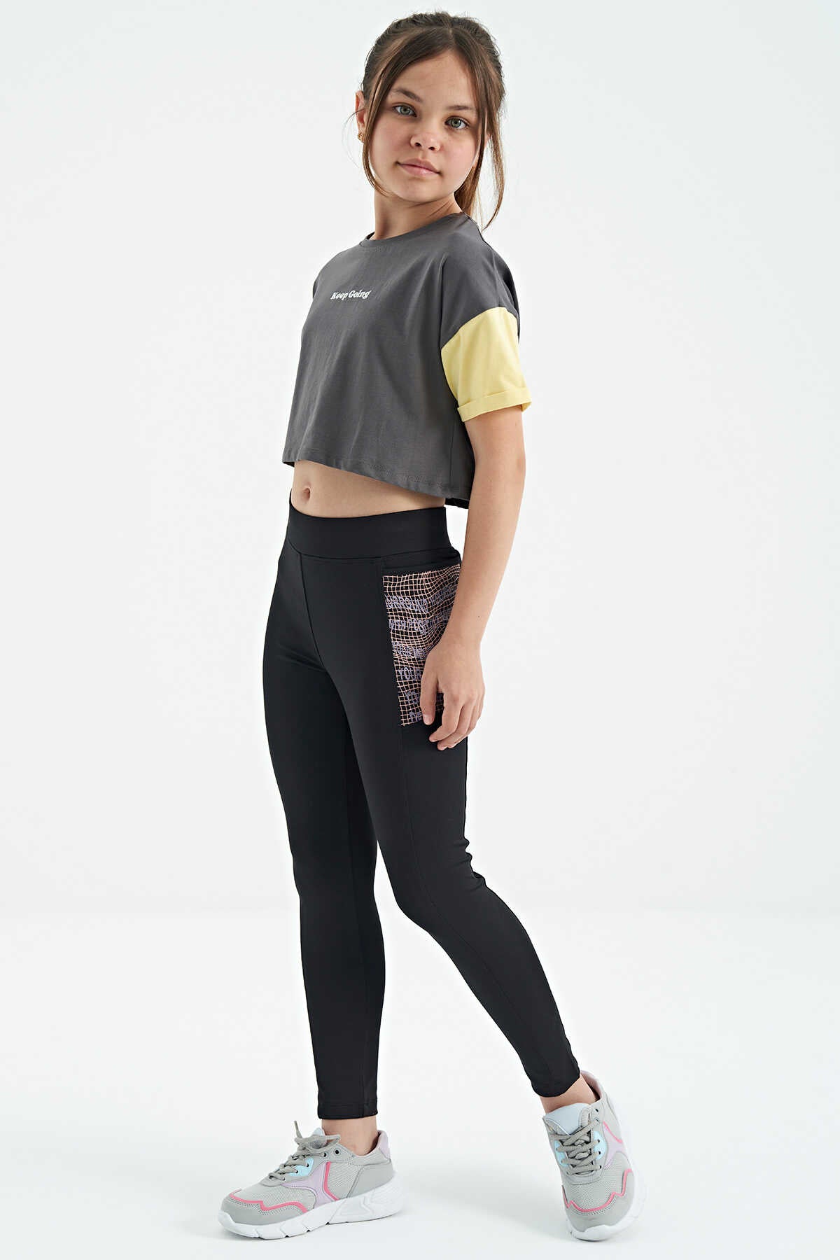 Tommylife Toptan Siyah Yazı Baskılı O Yaka Düşük Omuzlu Oversize Kız Çocuk T-Shirt - 75130