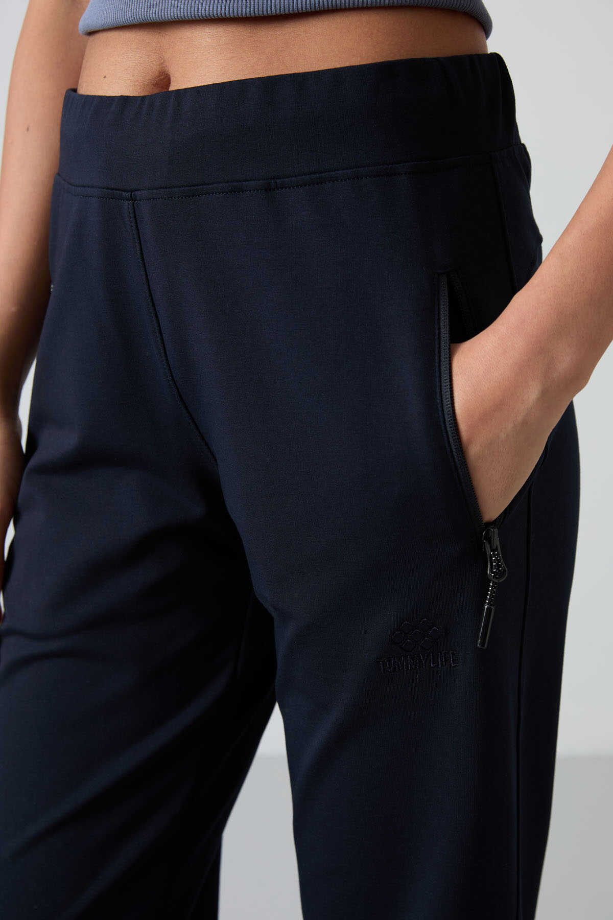 Tommylife Wholesale Black Zipper Pocket Comfortable Fit Classic Leg Women's Sweatpants - 94195