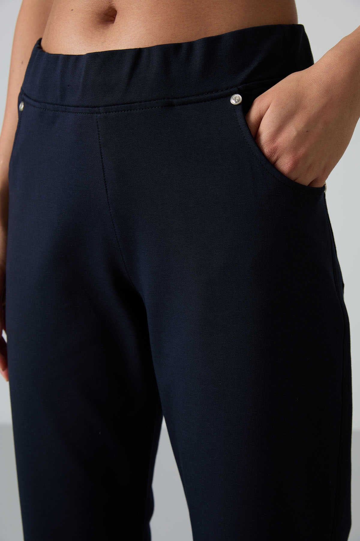 Tommylife Toptan Siyah Taş Detaylı Cepli Rahat Form Klasik Paça Kadın Eşofman Altı - 94007
