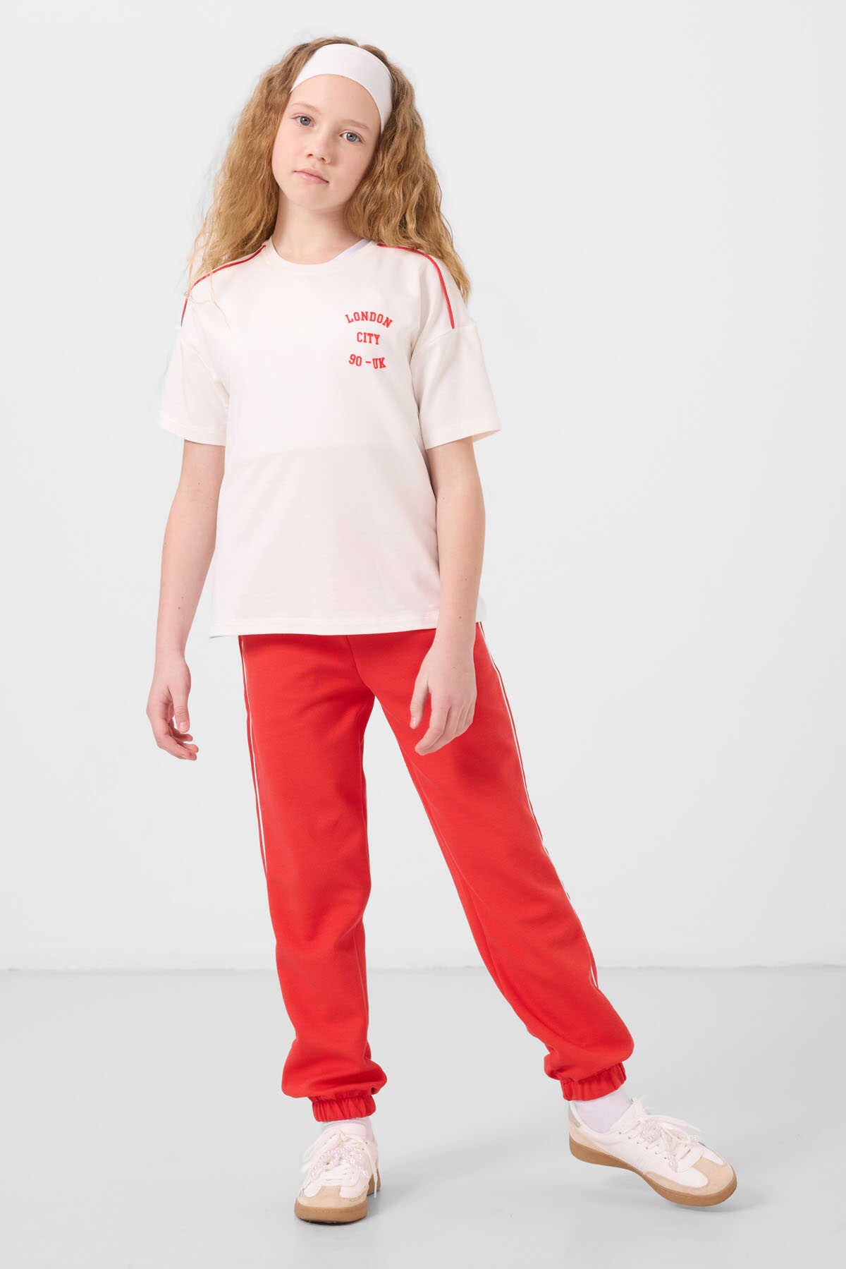Tommylife Toptan O Yaka Baskılı Lastik Paçalı Standart Fit Kız Çocuk Eşofman Takım 75186 Ekru Fiesta
