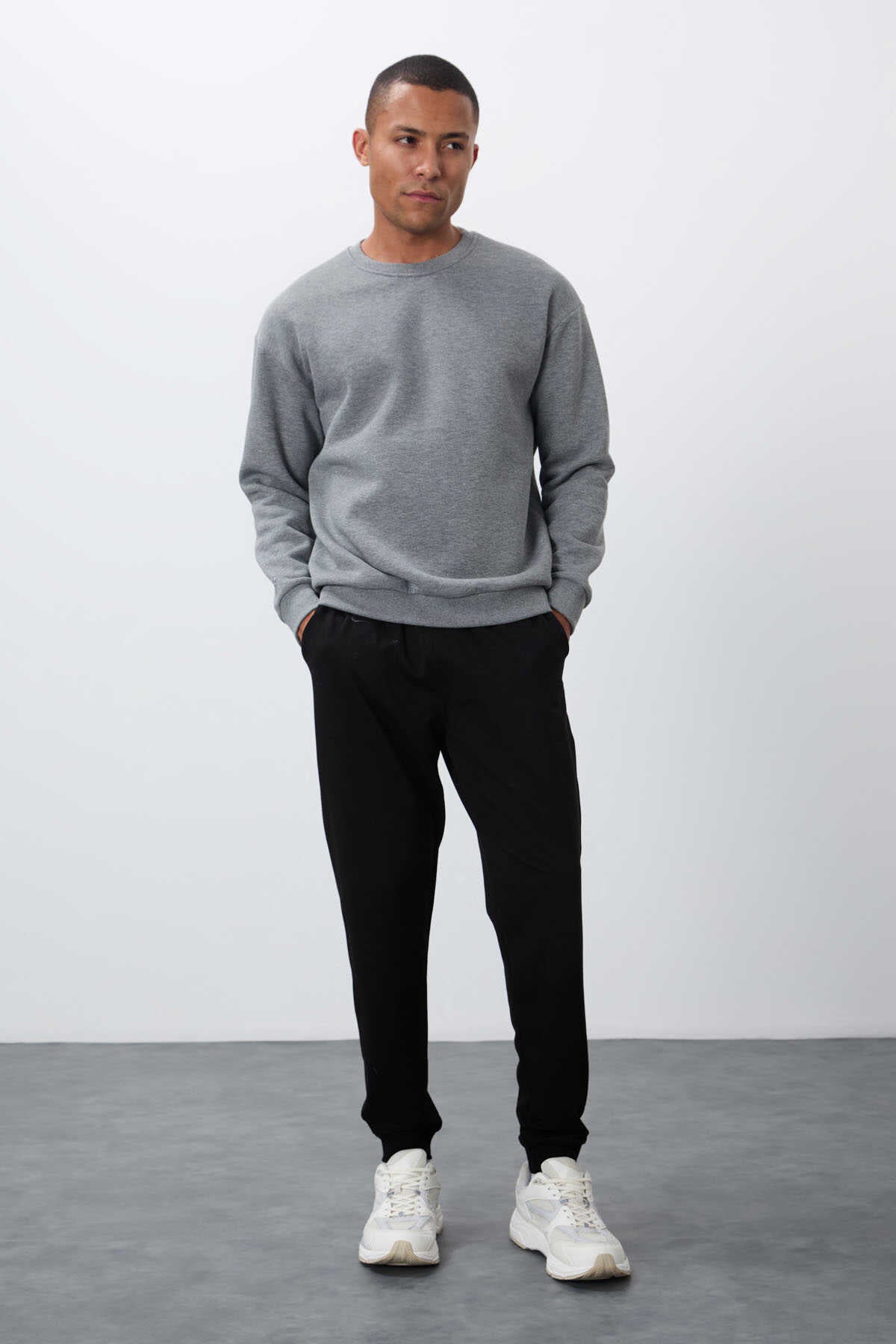 Tommylife Wholesale Crew Neck Relaxed Fit Basic Men's Sweatshirt 88418 Black