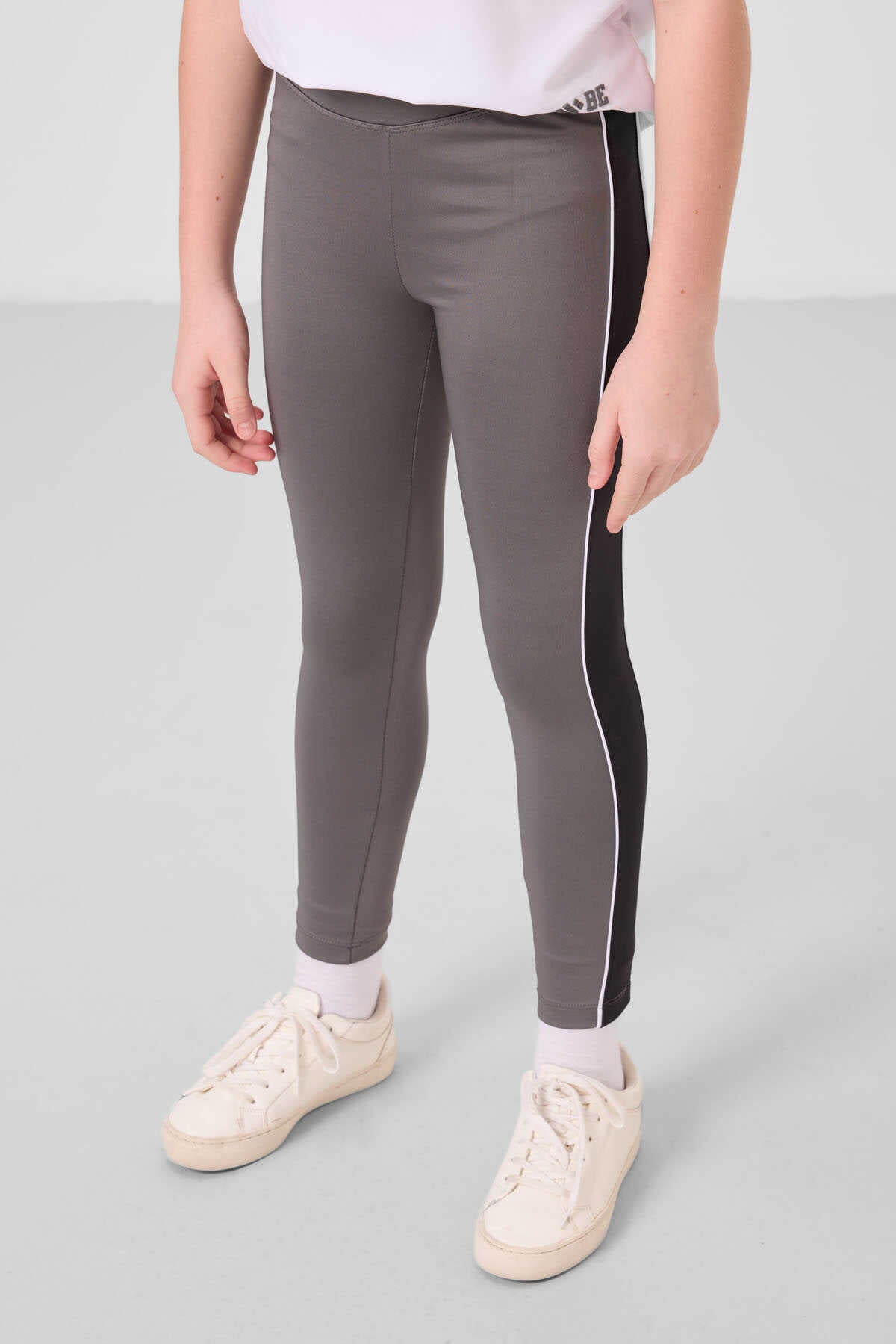Tommylife Toptan O Yaka Yan Şerit Detaylı Standart Fit Performans Kız Çocuk Tayt Takım 75191 Beyaz Siyah