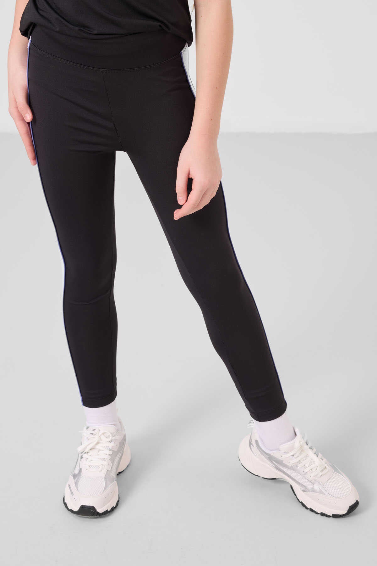 Tommylife Toptan O Yaka Yan Şerit Detaylı Standart Fit Performans Kız Çocuk Tayt Takım 75191 Beyaz Siyah