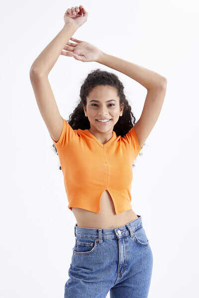 Tommylife Toptan Fıstık Yeşil Basic Önü Yırtmaçlı V Yaka Kadın Crop Top T-Shirt - 97206