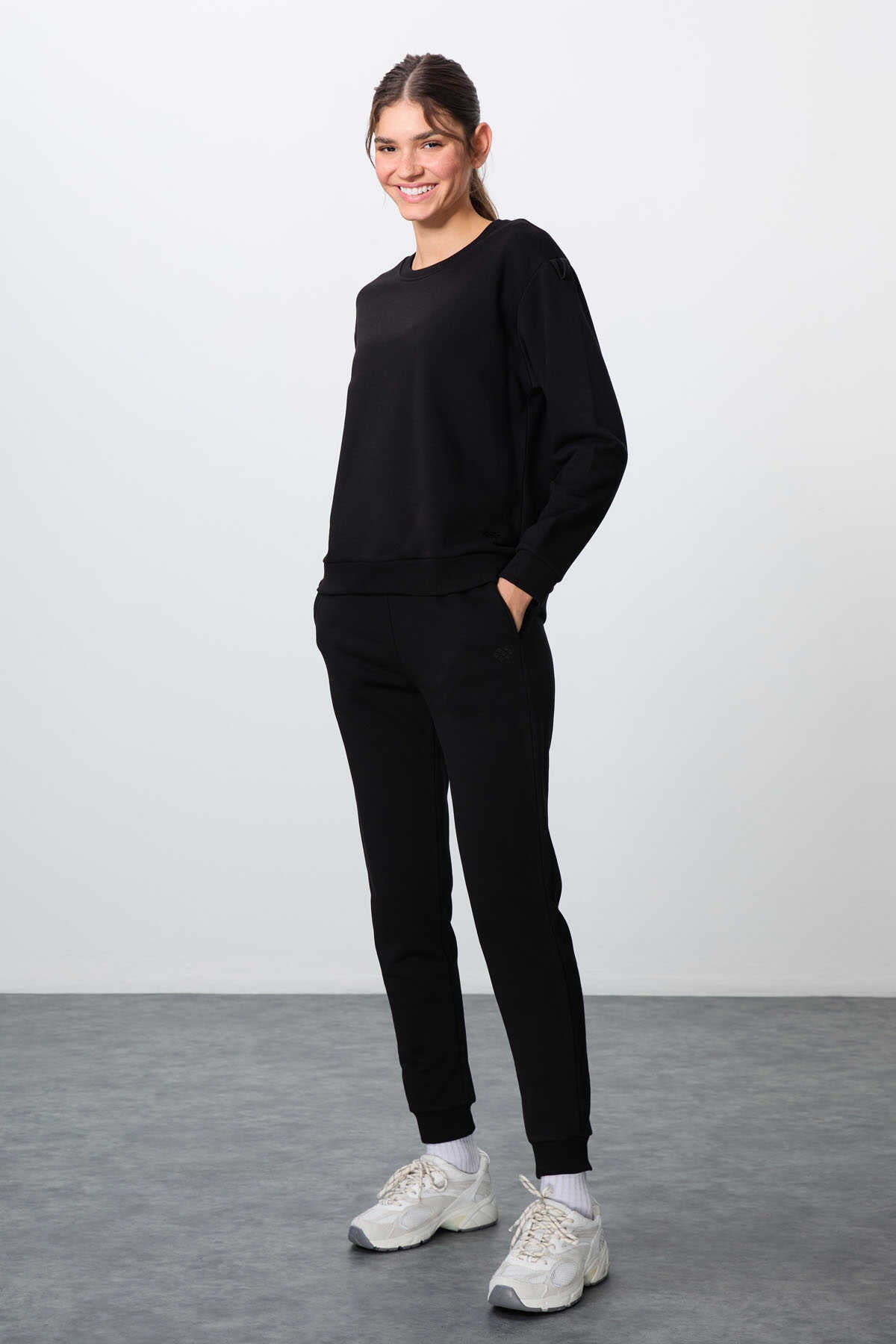 Tommylife Wholesale Oversize Crew Neck Jogger Women's Tracksuit Set 95341 Black