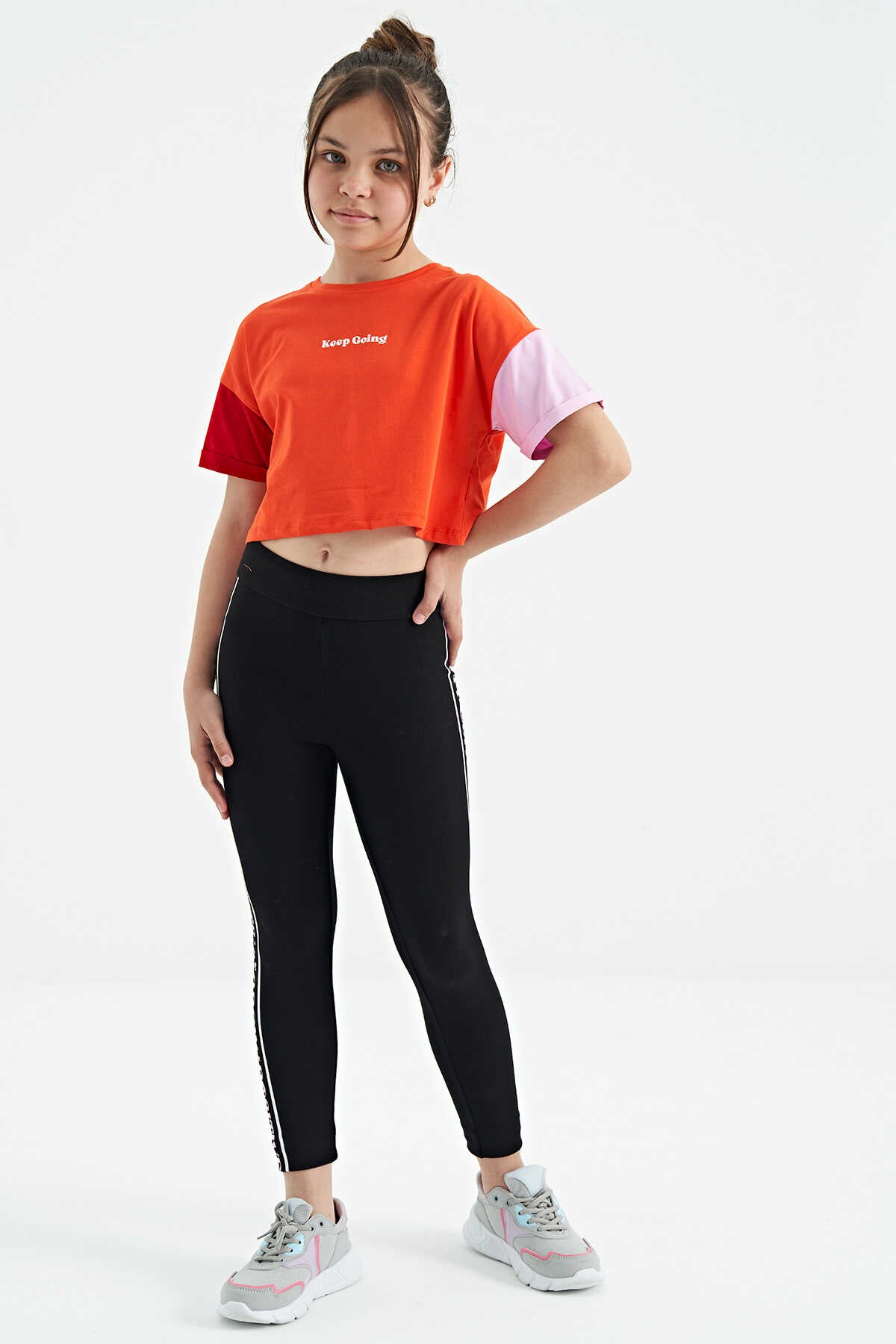Tommylife Toptan Siyah Yazı Baskılı O Yaka Düşük Omuzlu Oversize Kız Çocuk T-Shirt - 75130