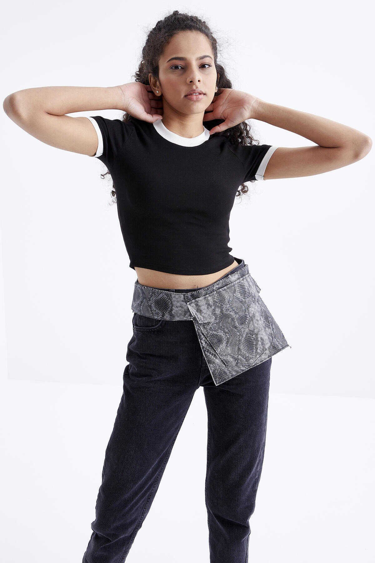 Tommylife Wholesale Black Basic O-Neck Women's Crop Top T-Shirt with Sleeve Detail - 97200