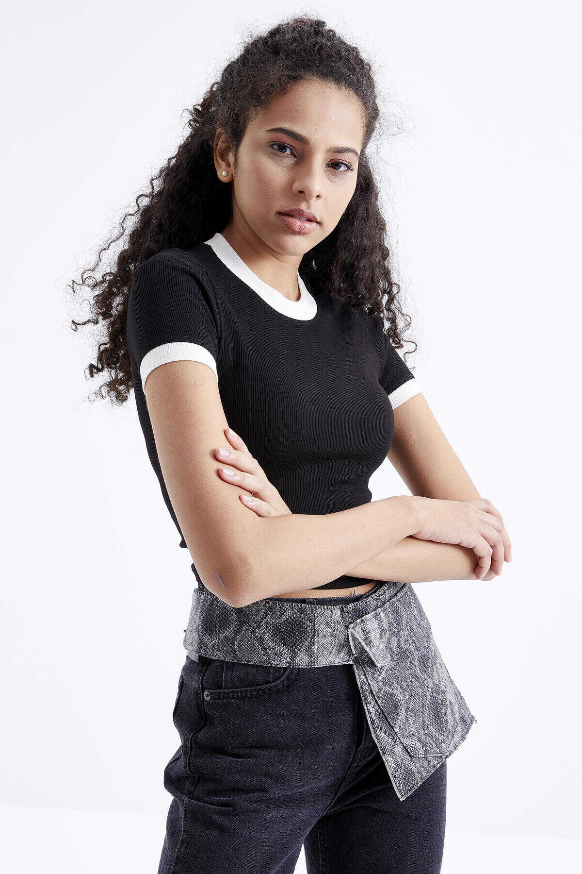 Tommylife Wholesale Black Basic O-Neck Women's Crop Top T-Shirt with Sleeve Detail - 97200