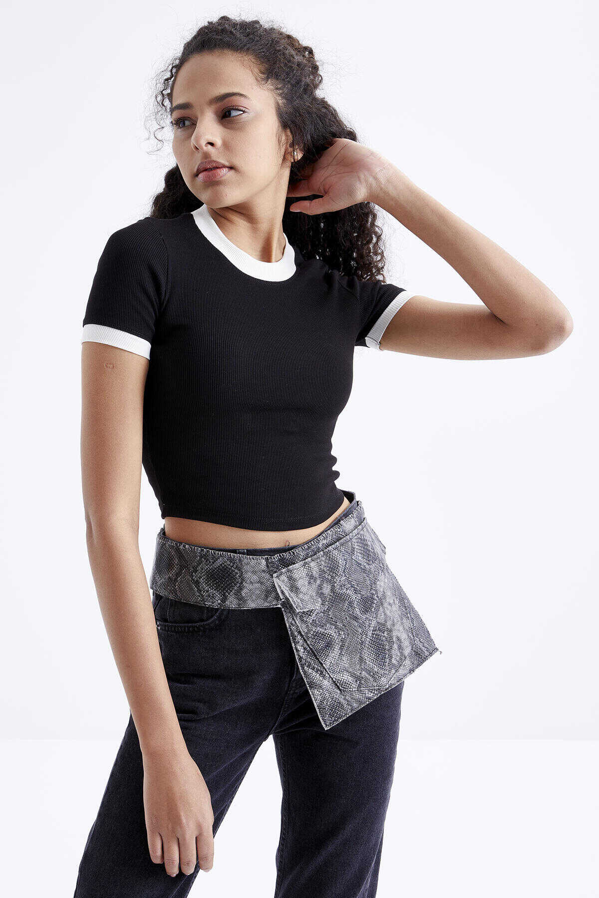 Tommylife Wholesale Black Basic O-Neck Women's Crop Top T-Shirt with Sleeve Detail - 97200