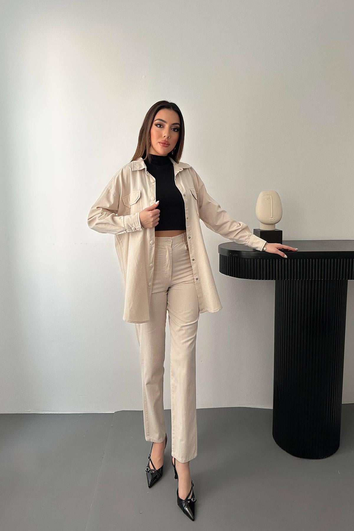 Bej Gömlek Ve Çıtçıtlı Pantolon Takım