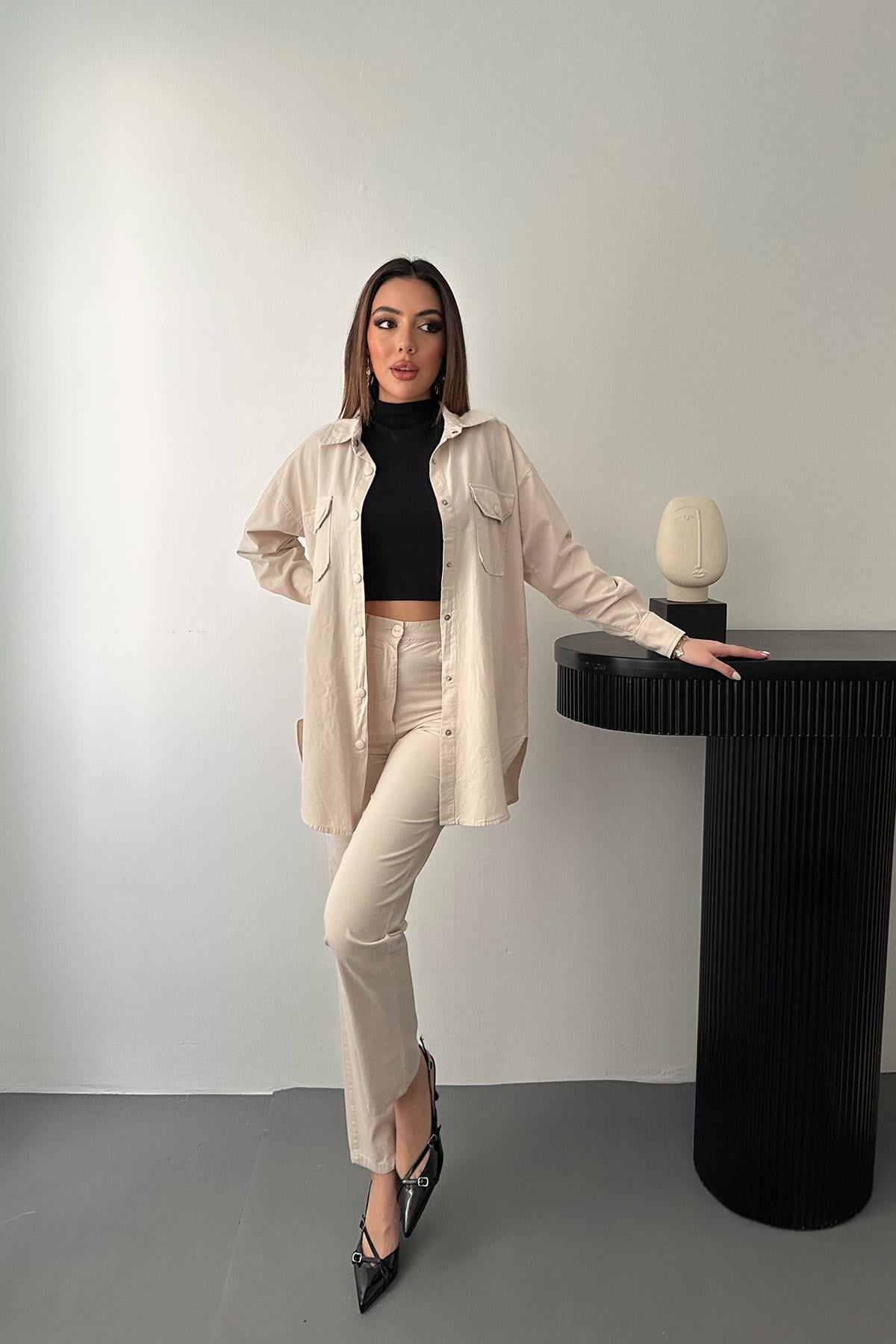Bej Gömlek Ve Çıtçıtlı Pantolon Takım