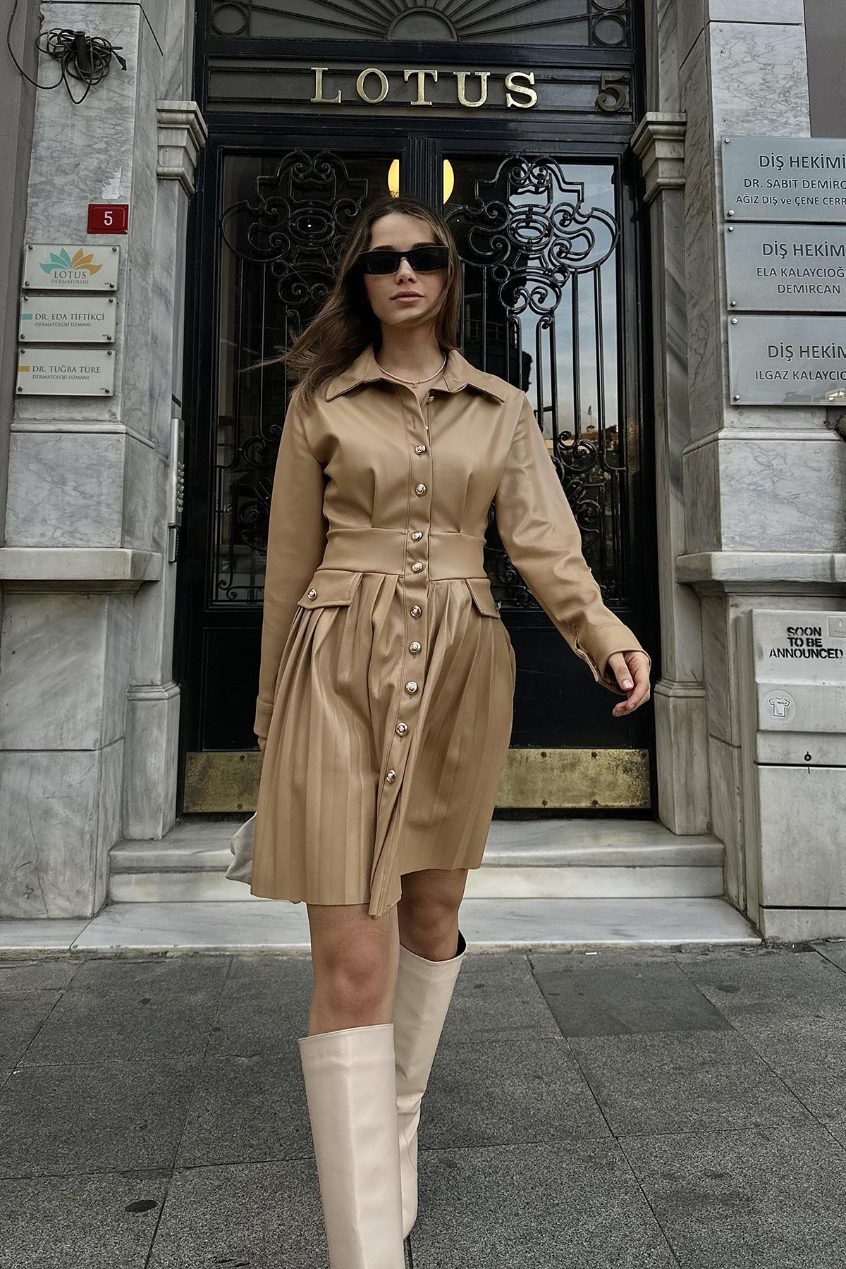 Toptan Bej Piliseli Deri Elbise