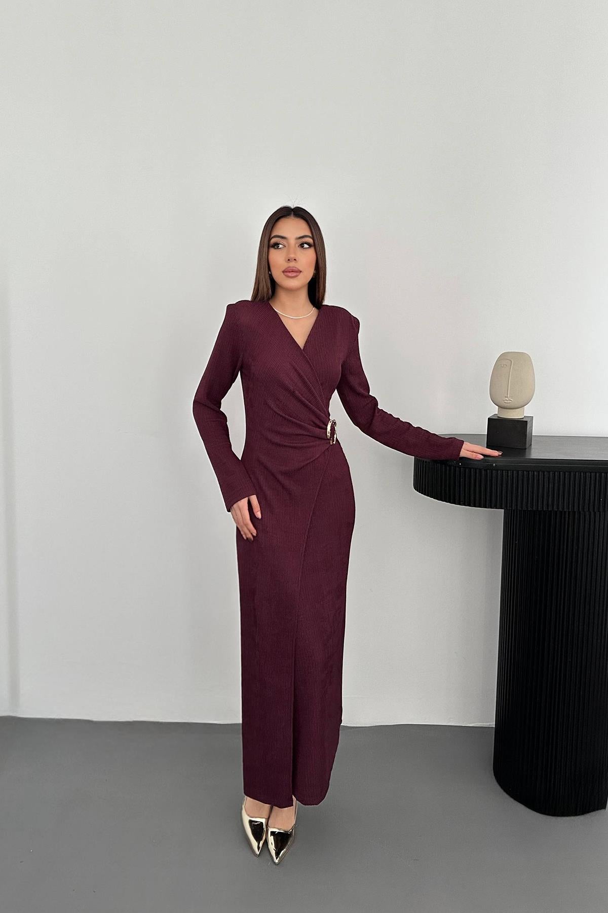 Toptan Bordo Büzgü Detaylı Tokalı Elbise