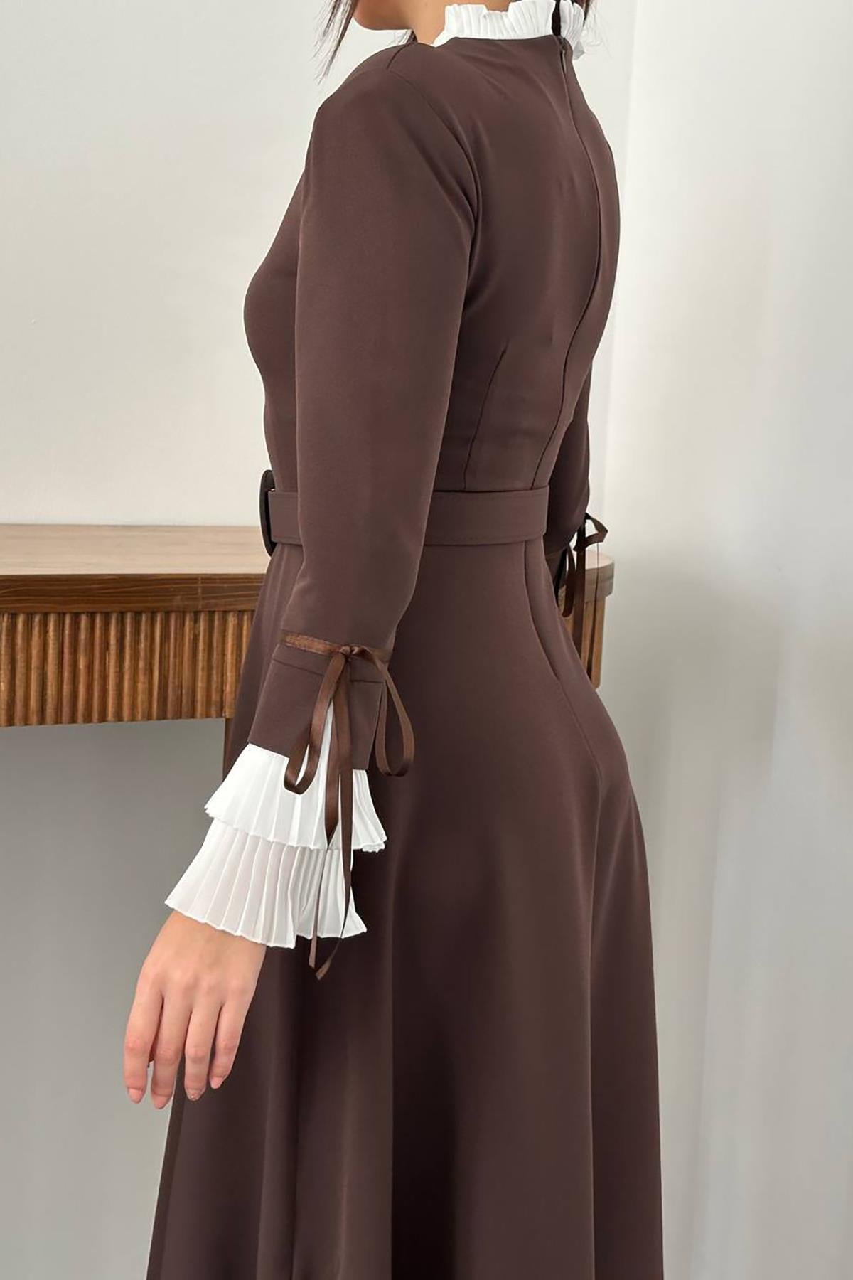 Toptan Kahverengi Yaka Ve Kollerı Pileli Elbise