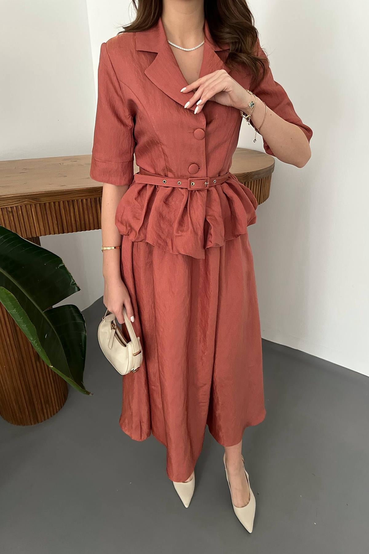 Toptan Mocca İnce Kemerli Fırfırlı Ceket Ve Büzgülü Etek Takım