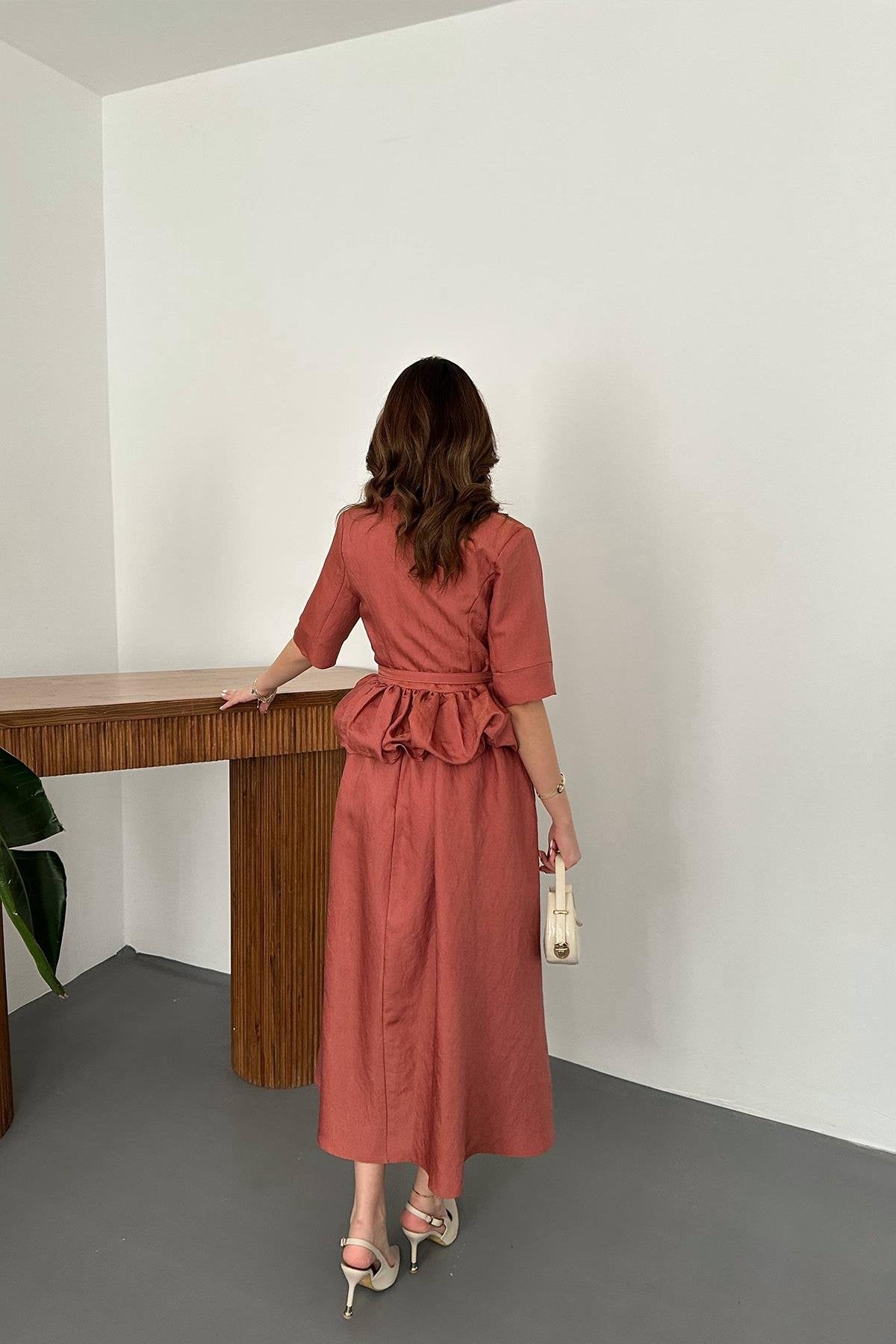 Toptan Mocca İnce Kemerli Fırfırlı Ceket Ve Büzgülü Etek Takım