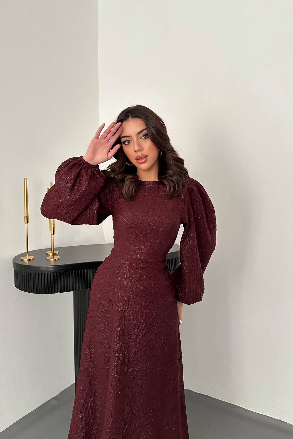 Toptan Mürdüm Kabartmalı Dantel Detaylı Kemerli Uzun Elbise