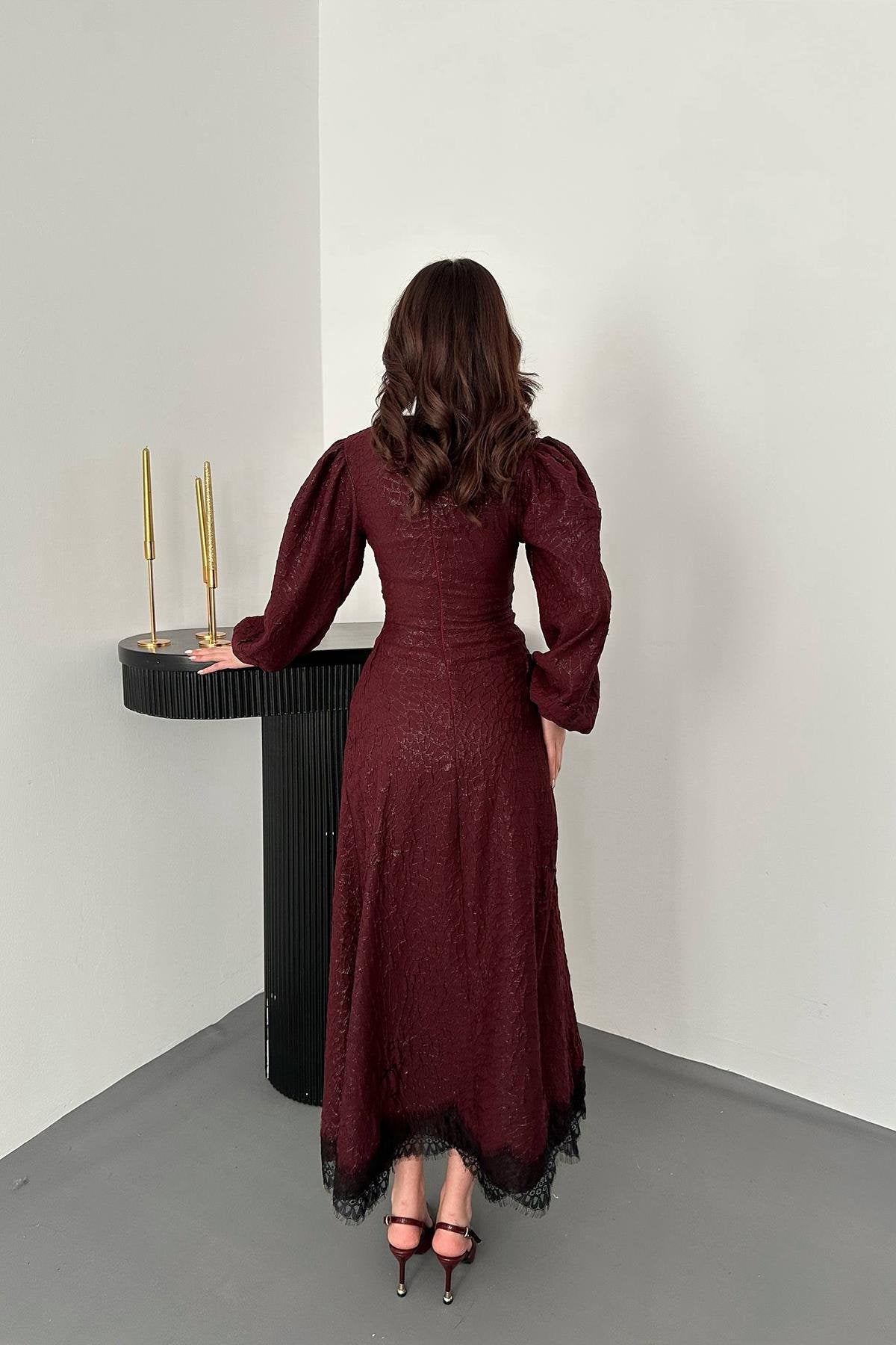 Toptan Mürdüm Kabartmalı Dantel Detaylı Kemerli Uzun Elbise