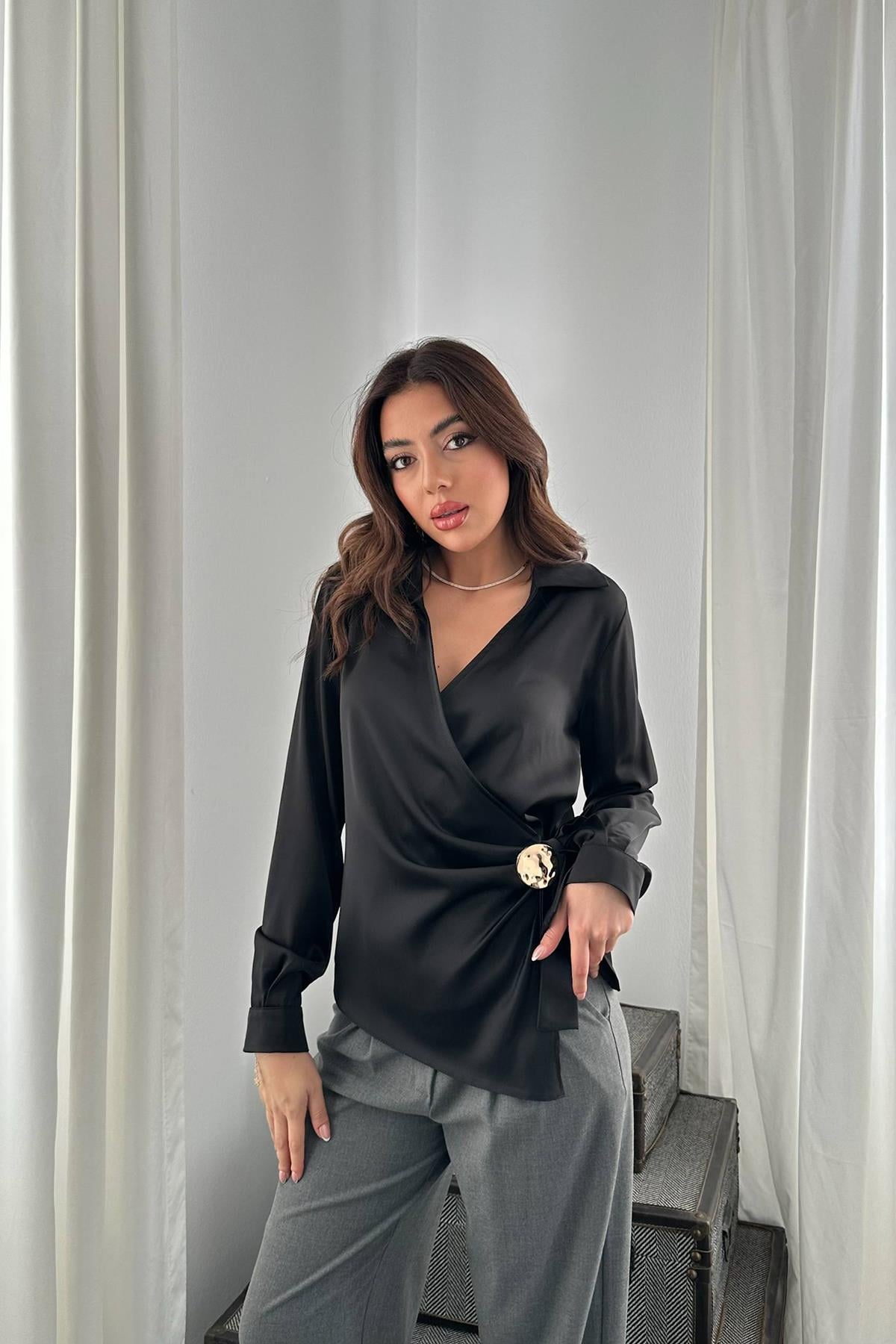 Siyah Düğme Detaylı Saten Bluz
