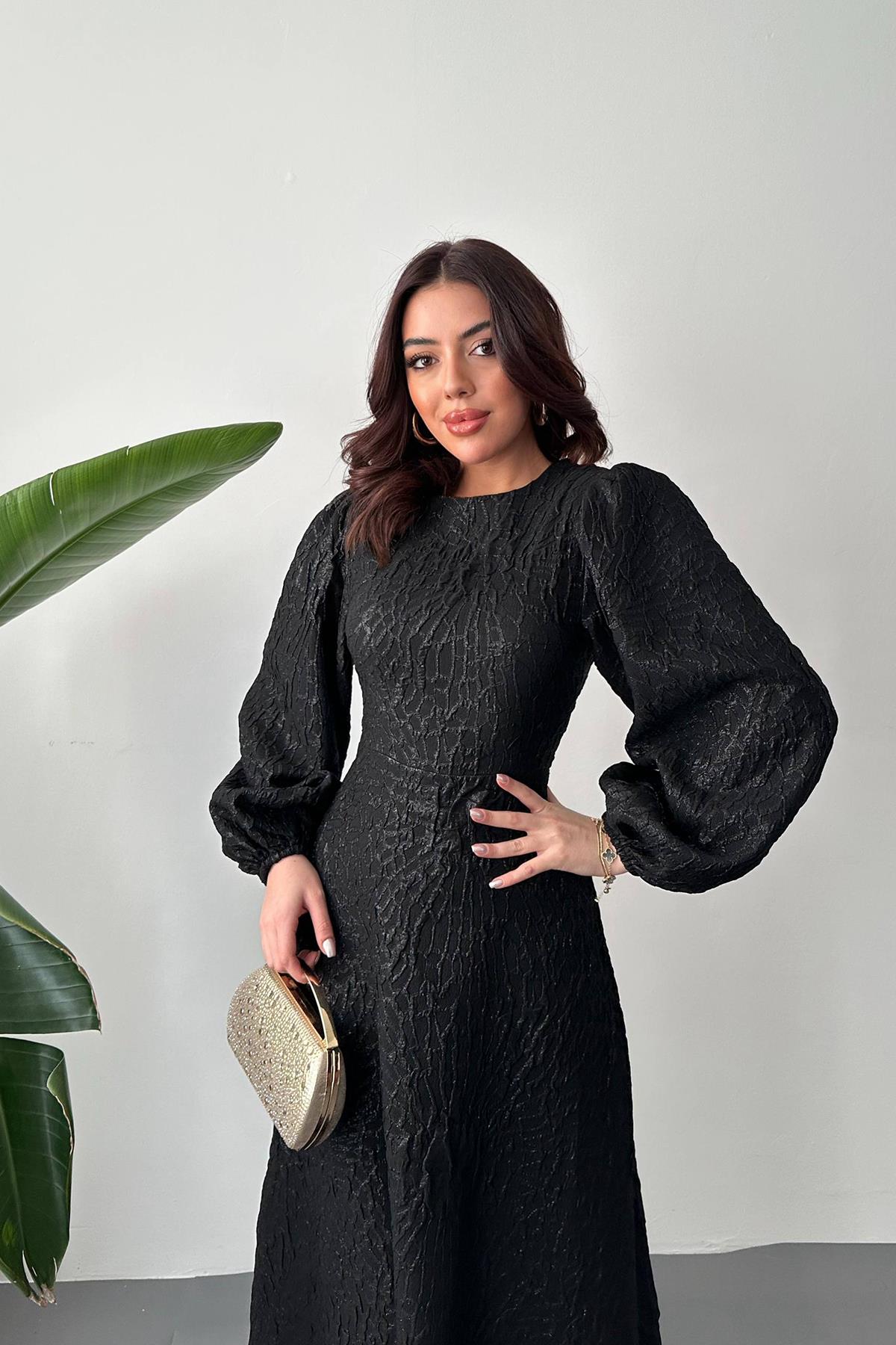 Toptan Siyah Kabartmalı Dantel Detaylı Kemerli Uzun Elbise