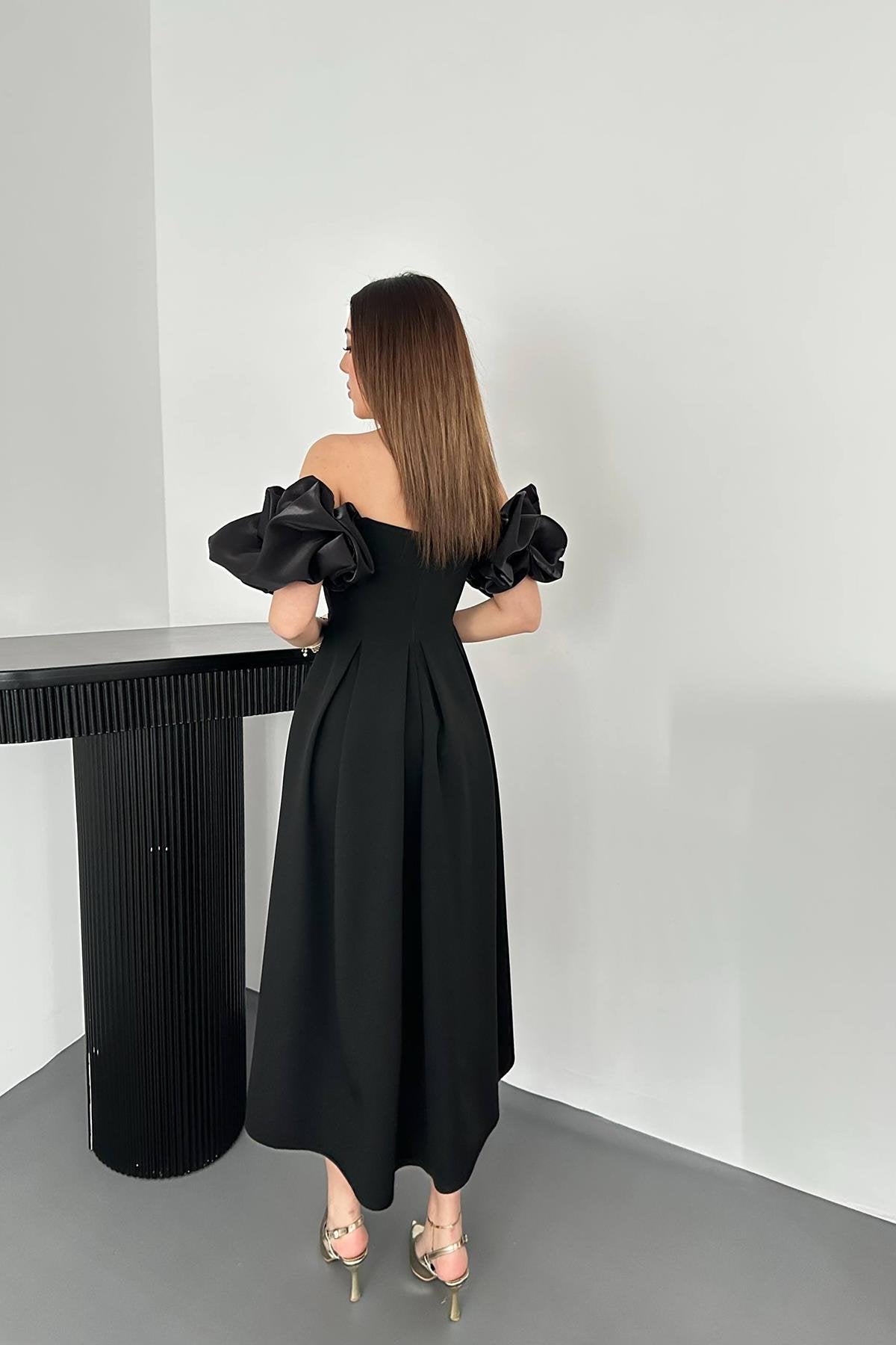 Toptan Siyah Kolları Balon Pileli Atlas Elbise