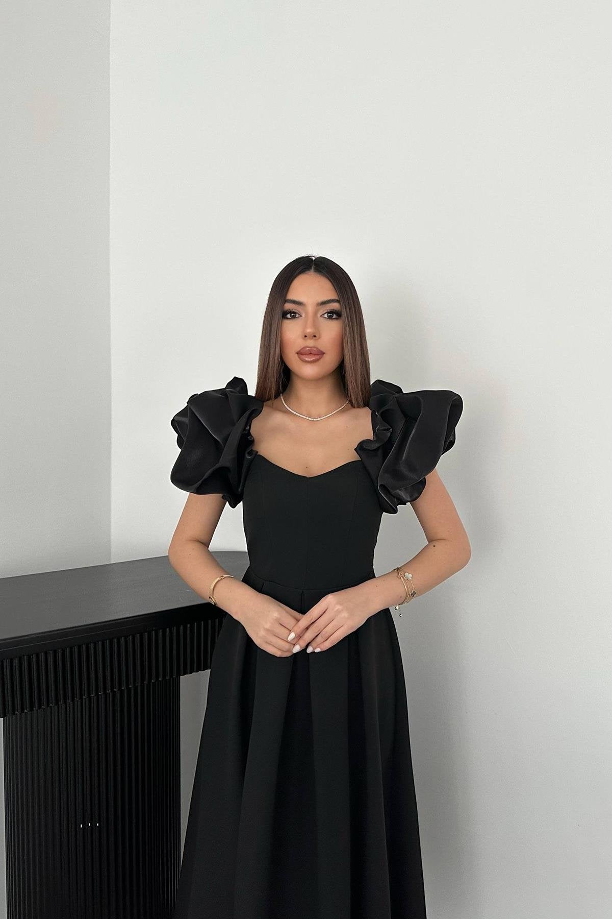 Toptan Siyah Kolları Balon Pileli Atlas Elbise