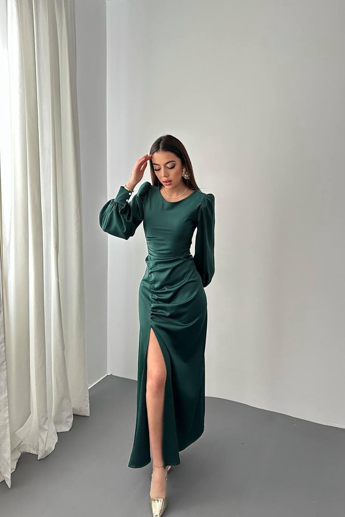 Toptan Zümrüt Yanı Büzgülü Yırtmaçlı Saten Elbise