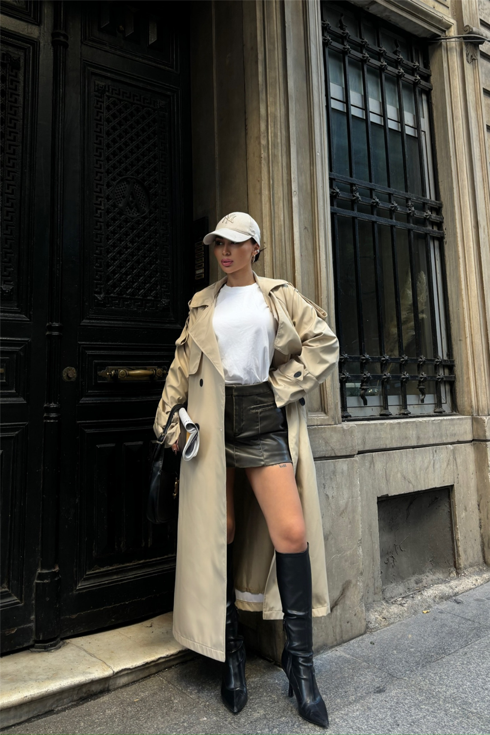 TRENCH YANDAN YIRTMAÇ DETAYLI - Bej