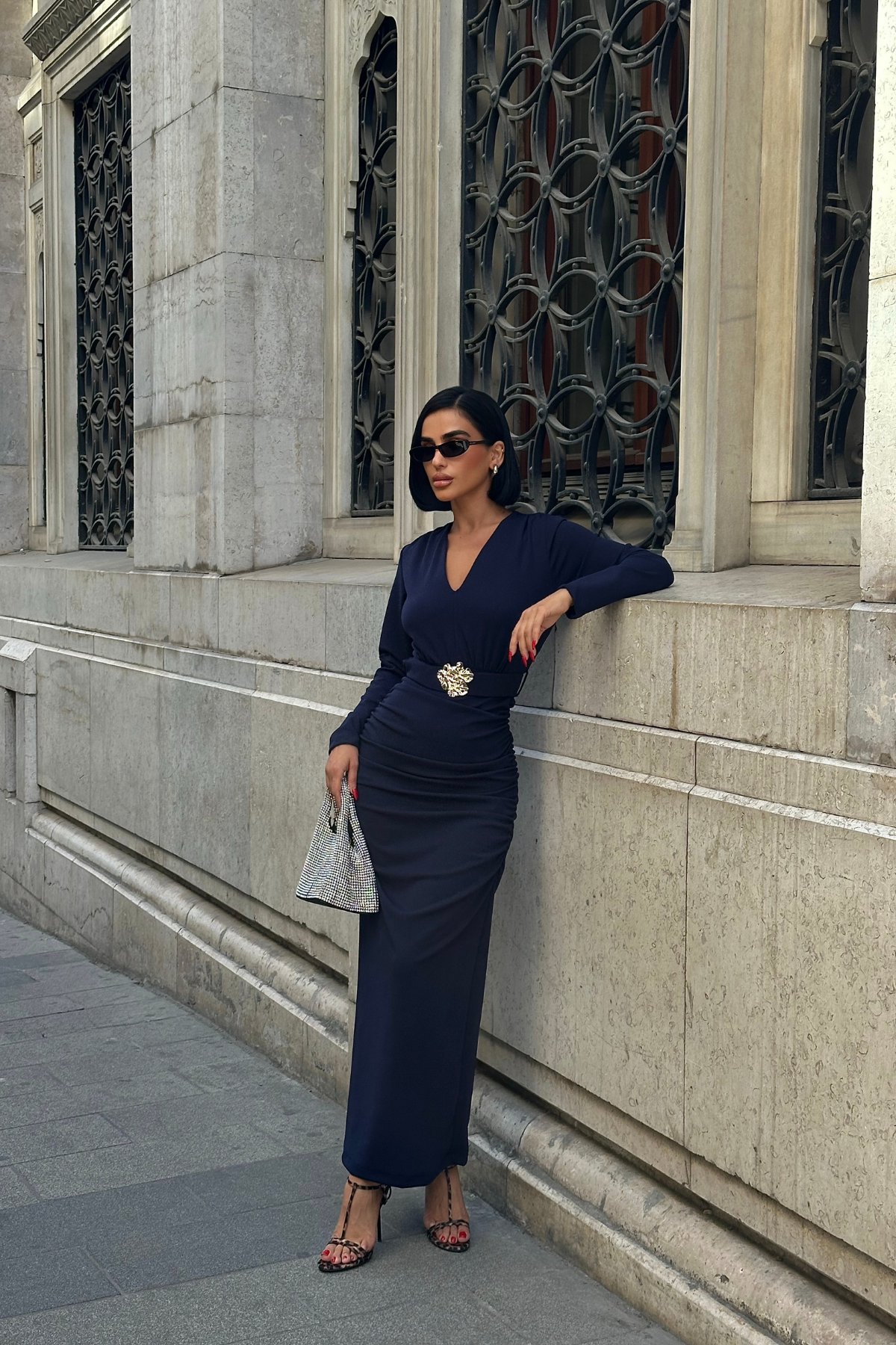 V YAKA UZUN KOL BEL AKSESUAR DETAYLI DRAPE UZUN ELBİSE - Lacivert