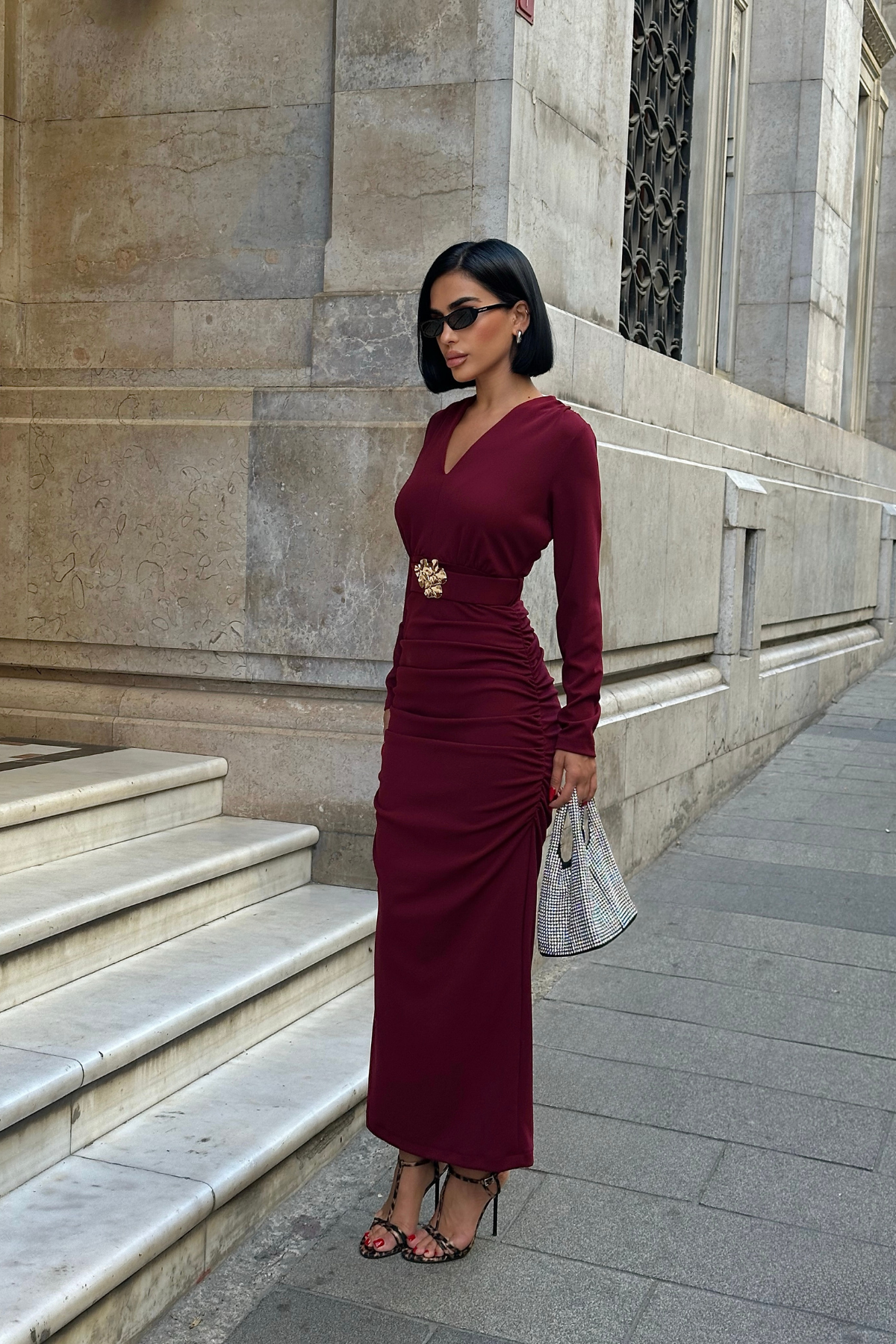 V YAKA UZUN KOL BEL AKSESUAR DETAYLI DRAPE UZUN ELBİSE - Bordo