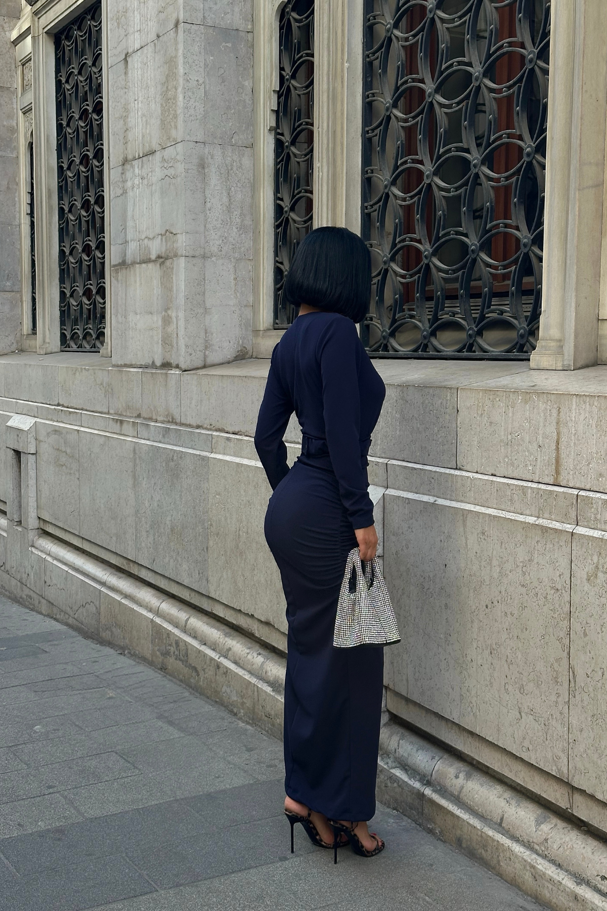 V YAKA UZUN KOL BEL AKSESUAR DETAYLI DRAPE UZUN ELBİSE - Lacivert