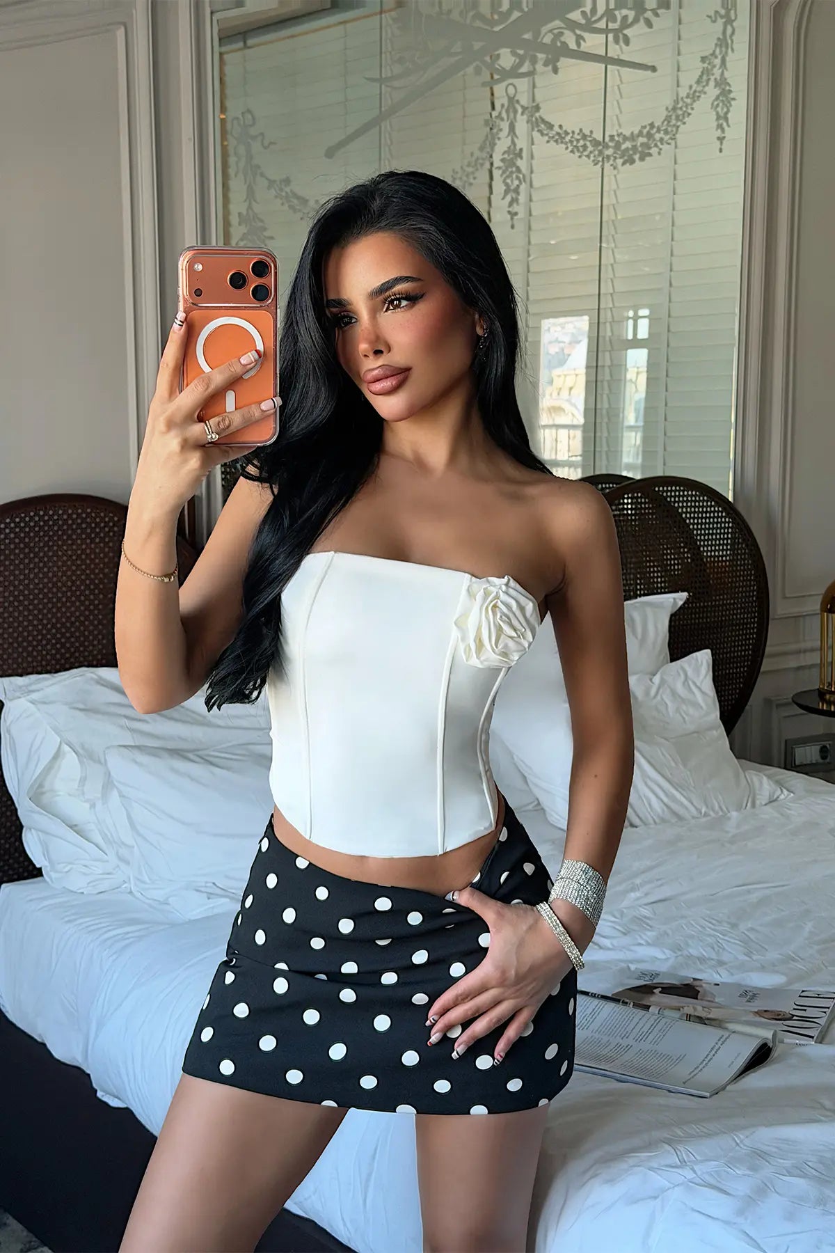 Beyaz Gül Detay Straplez Crop Top